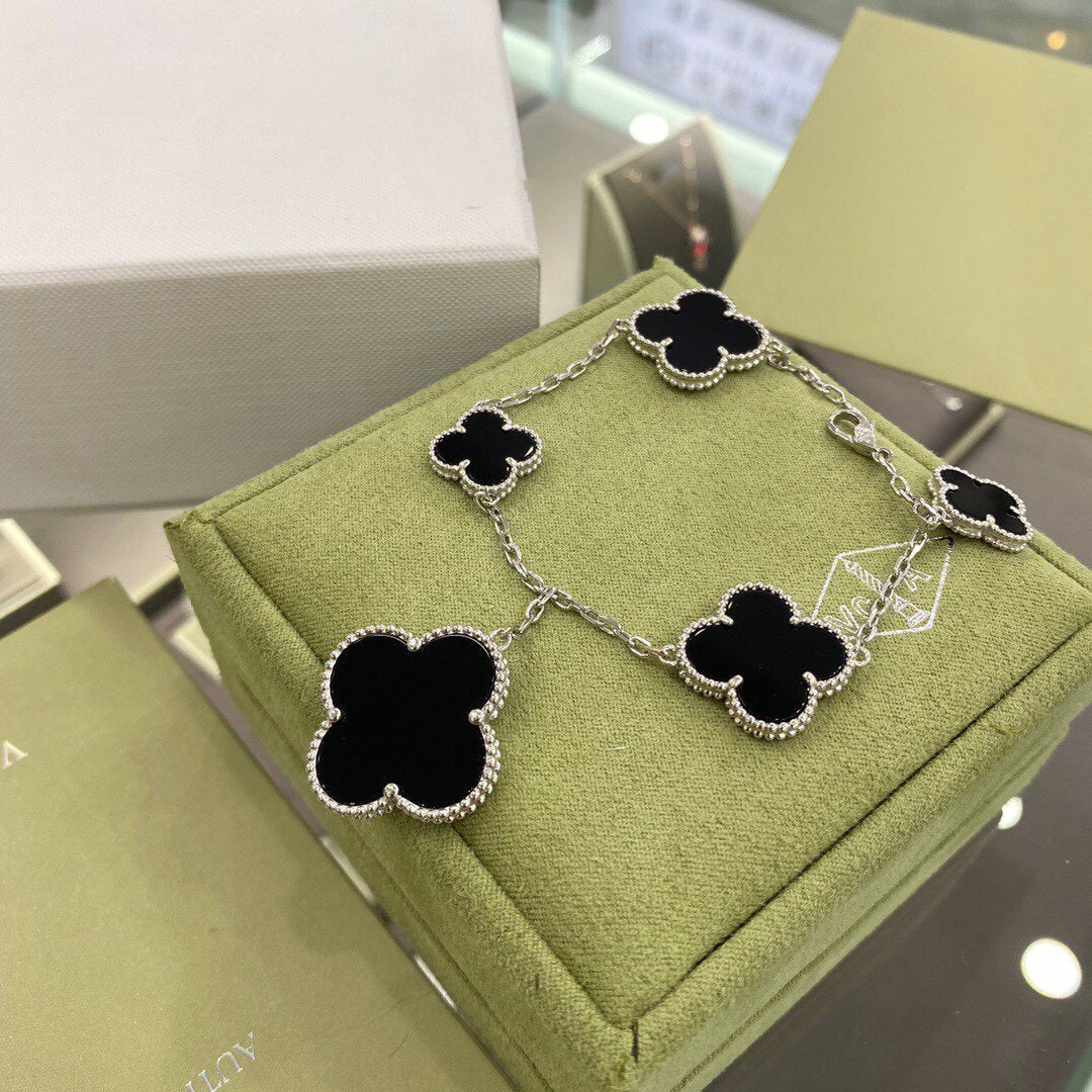 [Van Cleef & Arpels] 5 MOTIFS SIVLER ONYX BRACELET