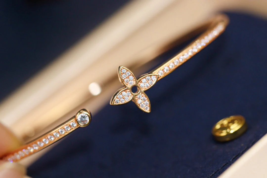 [Louis vuitton]IDYLLE PINK GOLD OPEN BRACELET DIAMOND PAVED