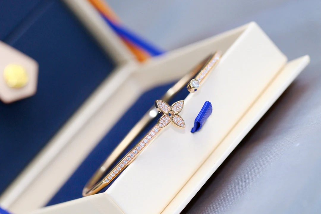 [Louis vuitton]IDYLLE PINK GOLD OPEN BRACELET DIAMOND PAVED