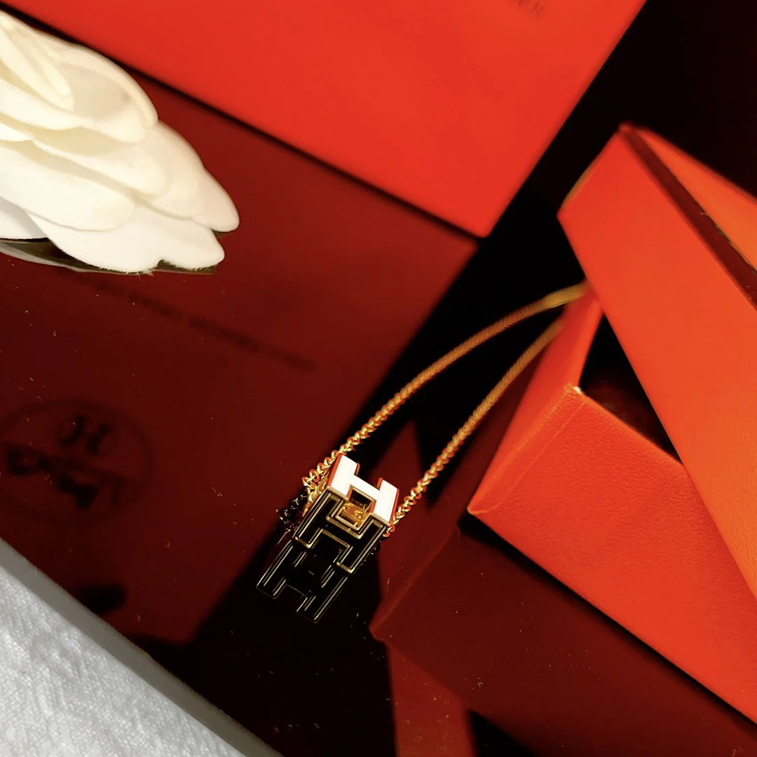 [Hermes]H WHITE SQUARE GOLD NECKLACE