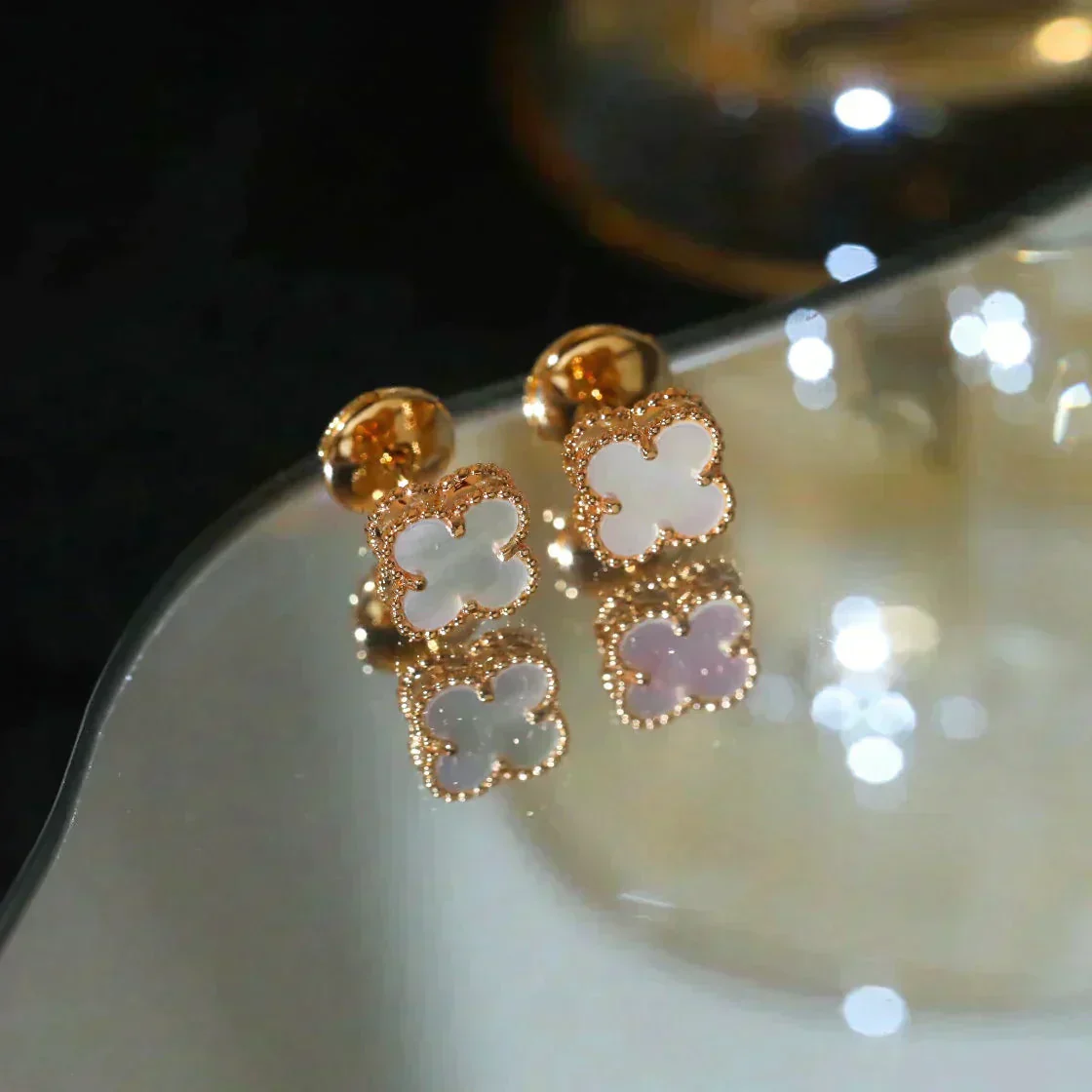 [Van Cleef & Arpels] MINI 9.5MM WHITE MOP EARRINGS