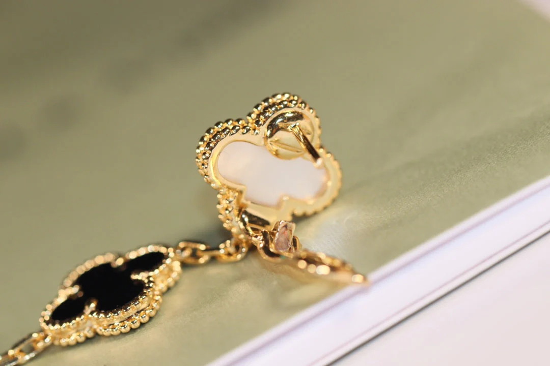 [Van Cleef & Arpels] EARRINGS GOLD ONYX MOP 3 MOTIF