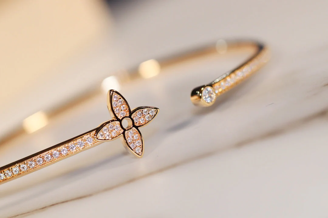 [Louis vuitton]IDYLLE GOLD OPEN BRACELET DIAMOND PAVED