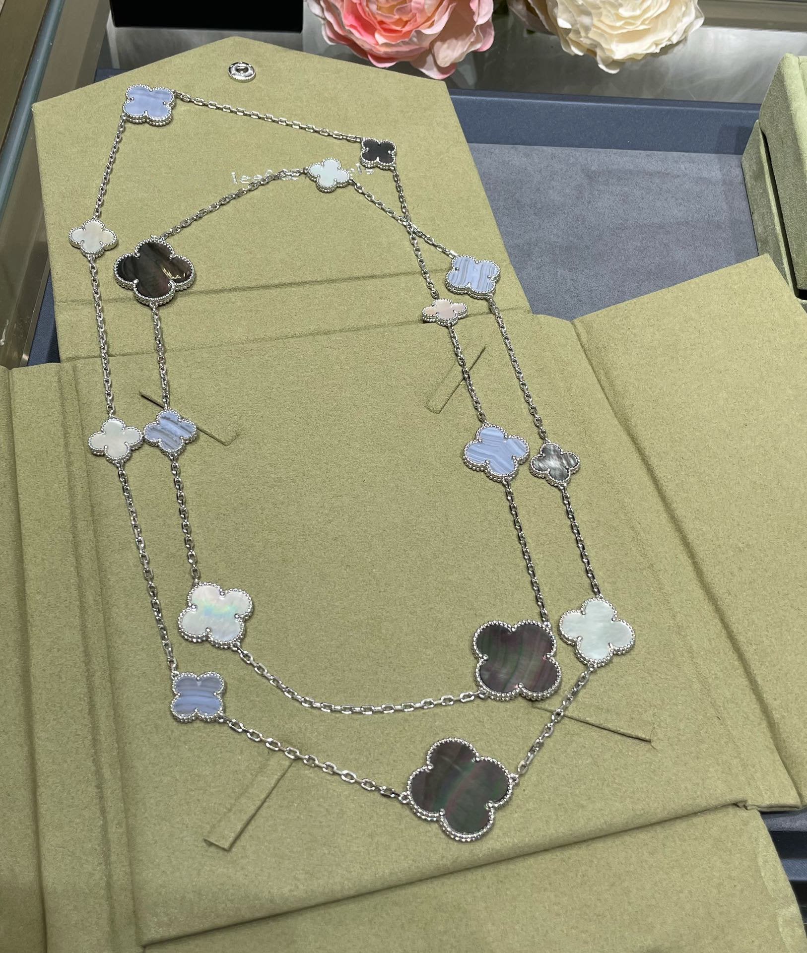 [Van Cleef & Arpels] 16 MOTIF CHALCEDONY MOP SILVER NECKLACE