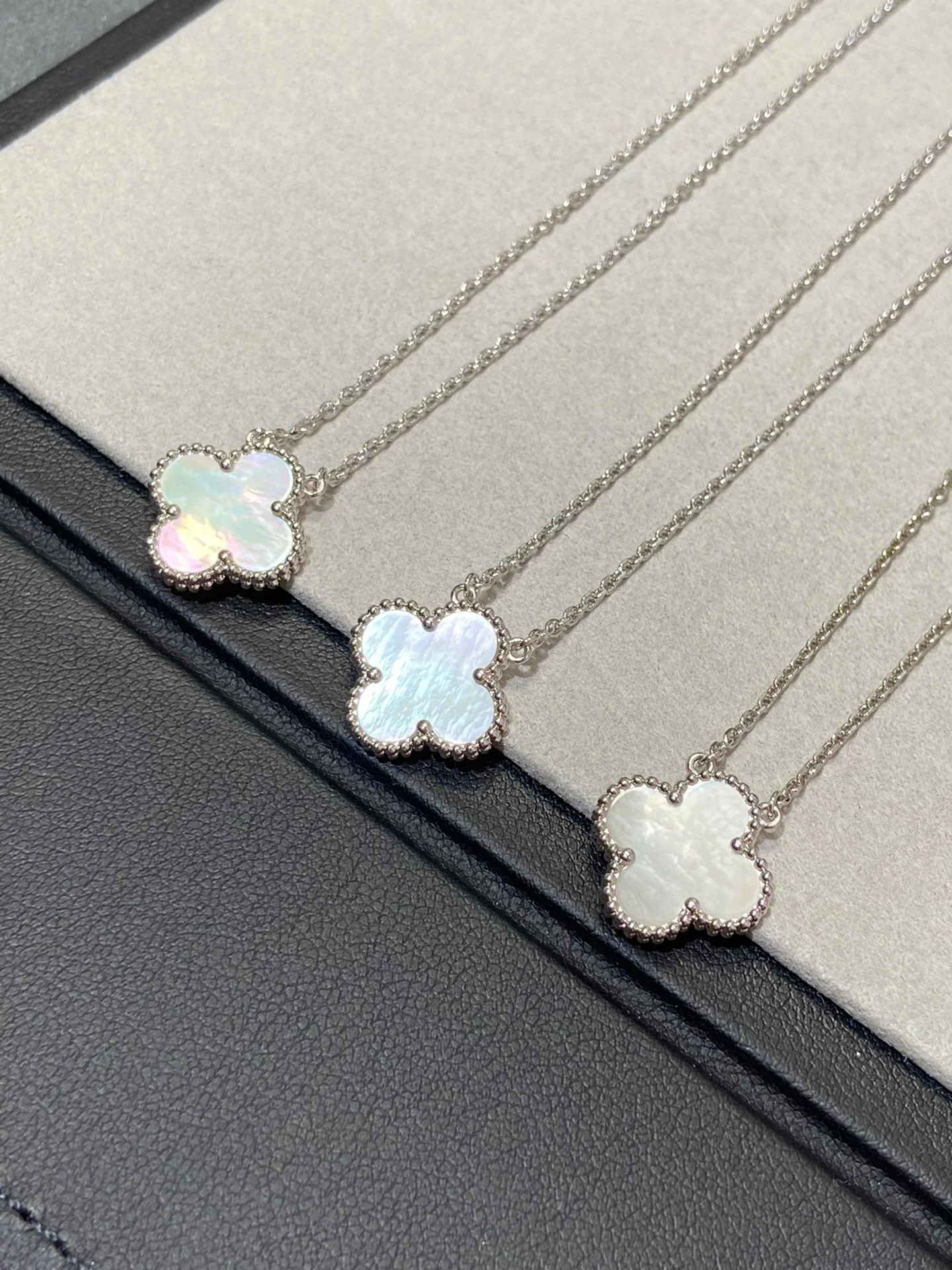 [Van Cleef & Arpels] MEDIUM SILVER WHITE MOP NECKLACE