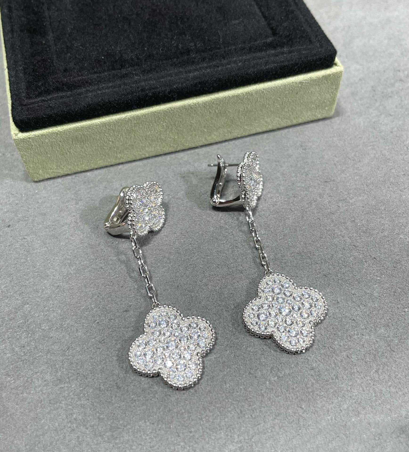 [Van Cleef & Arpels] 2 MOTIFS DIAMOND PAVED SILVER EARRINGS