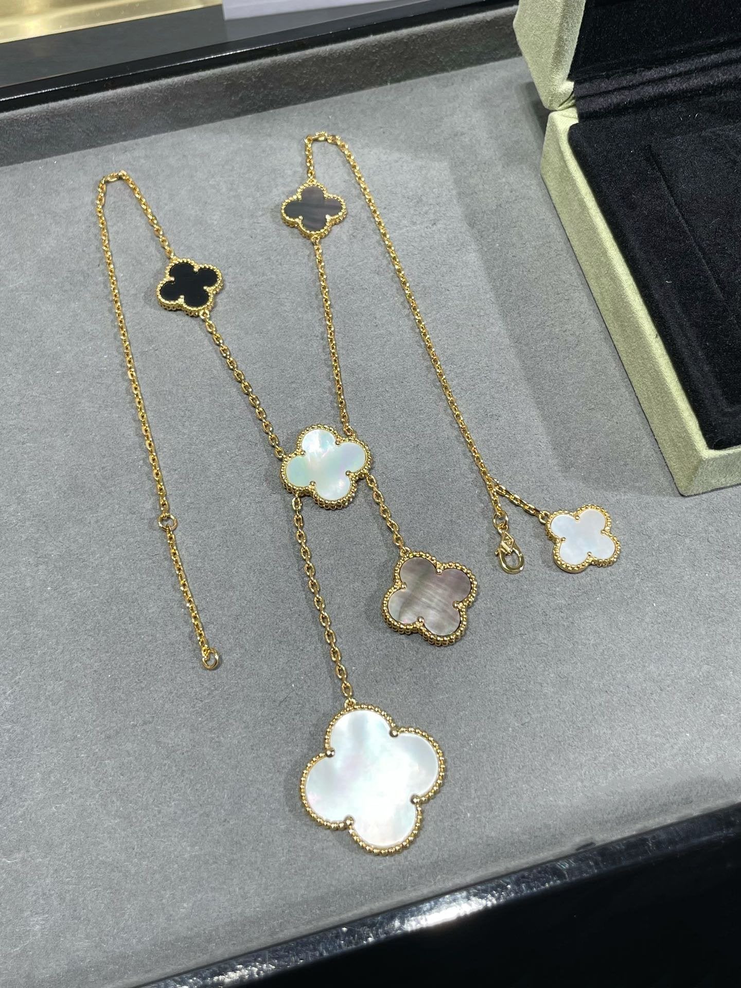 [Van Cleef & Arpels] 6 MOTIF MOP ONYX GOLD NECKLACE