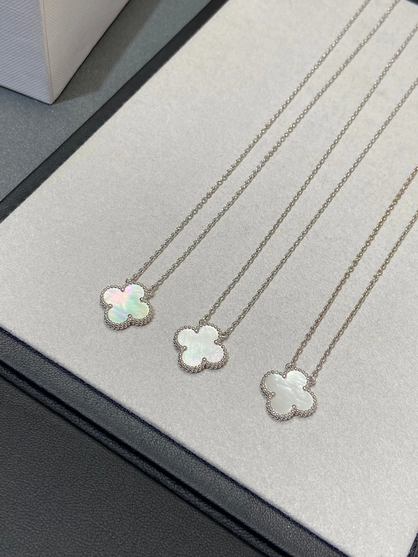 [Van Cleef & Arpels] MEDIUM SILVER WHITE MOP NECKLACE