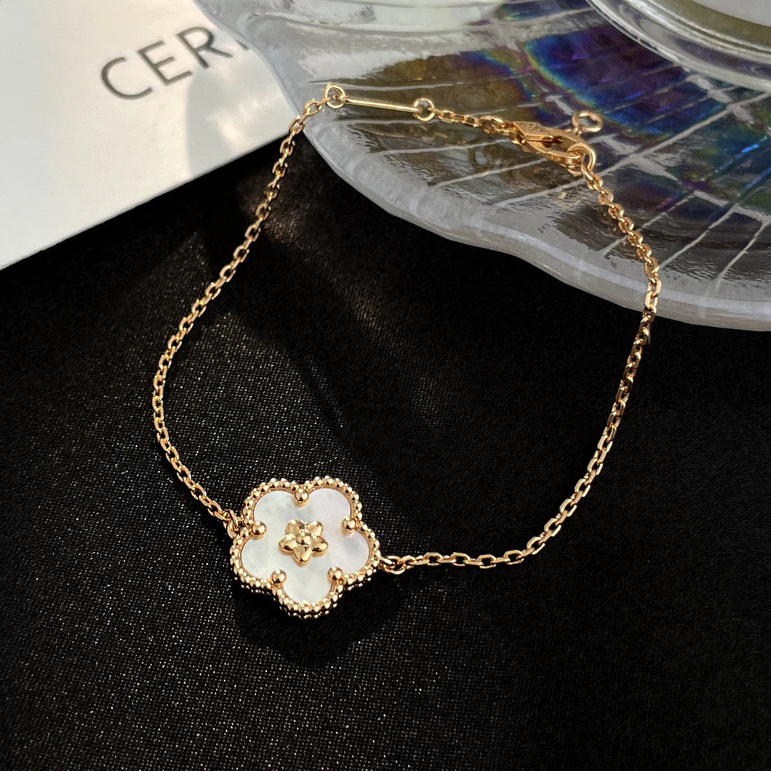 [Van Cleef & Arpels]LUCKY WHITE MOP PLUM BLOSSOM  BRACELET