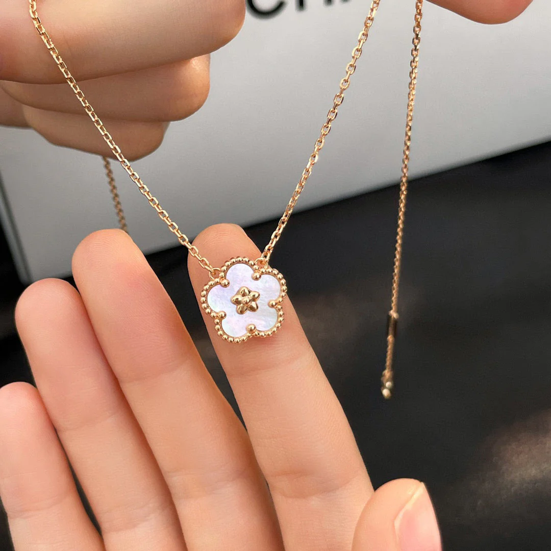 [Van Cleef & Arpels]LUCKY  WHITE MOP  PLUM BLOSSOM NECKLACE