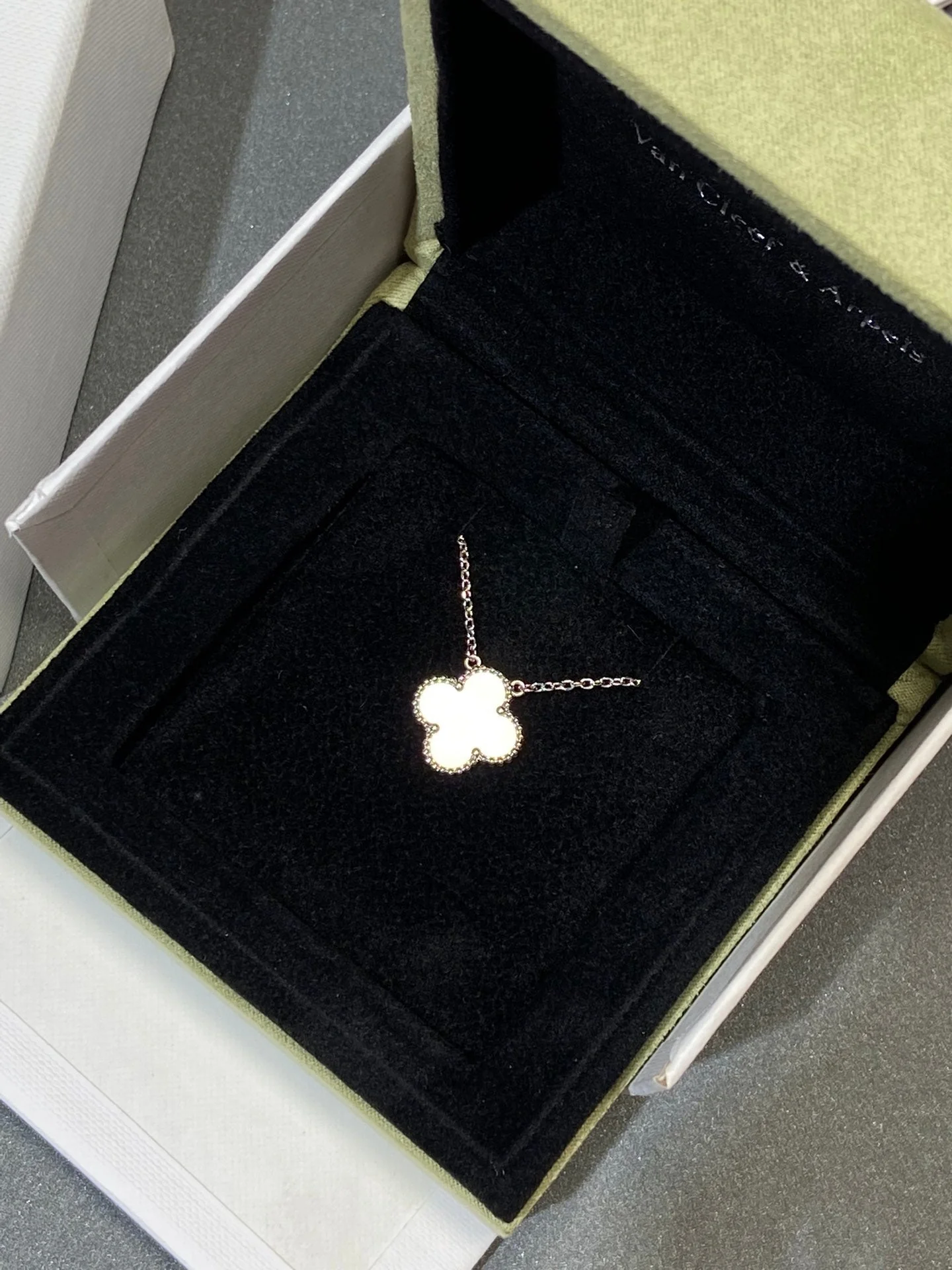 [Van Cleef & Arpels] MEDIUM SILVER WHITE MOP NECKLACE