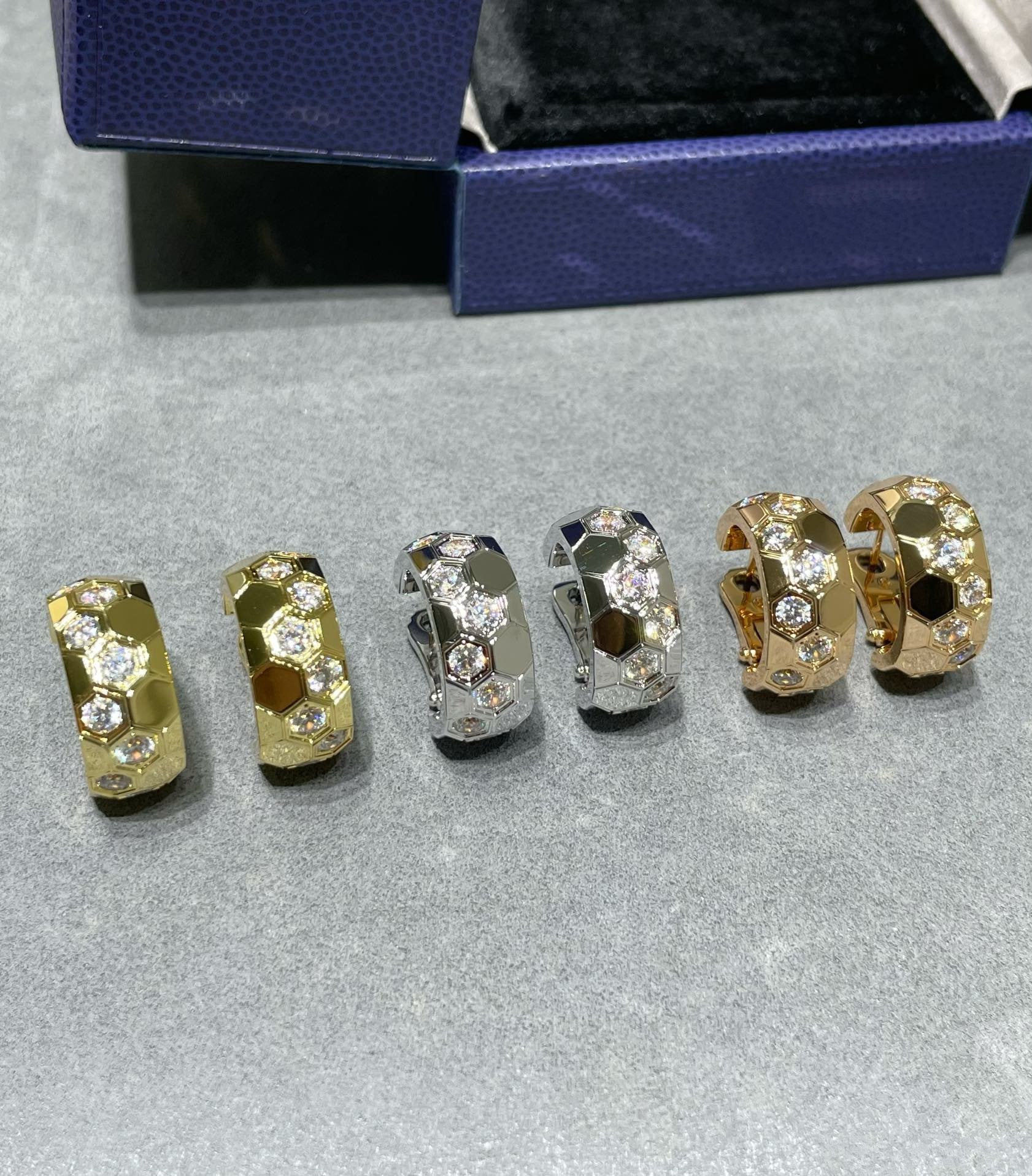 [Chaumet]BEE LOVE DIAMOND HOOP EARRINGS