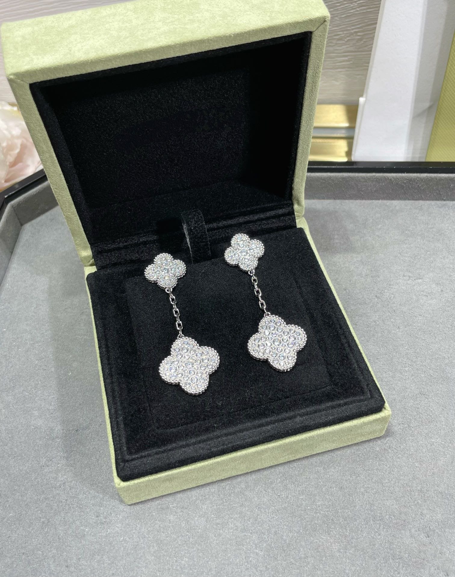 [Van Cleef & Arpels] 2 MOTIFS DIAMOND PAVED SILVER EARRINGS