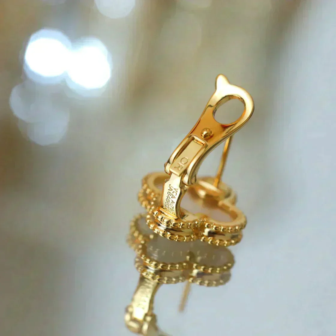 [Van Cleef & Arpels] MEDIUM 1 MOTIFS  WHITE MOP STUD EARRINGS