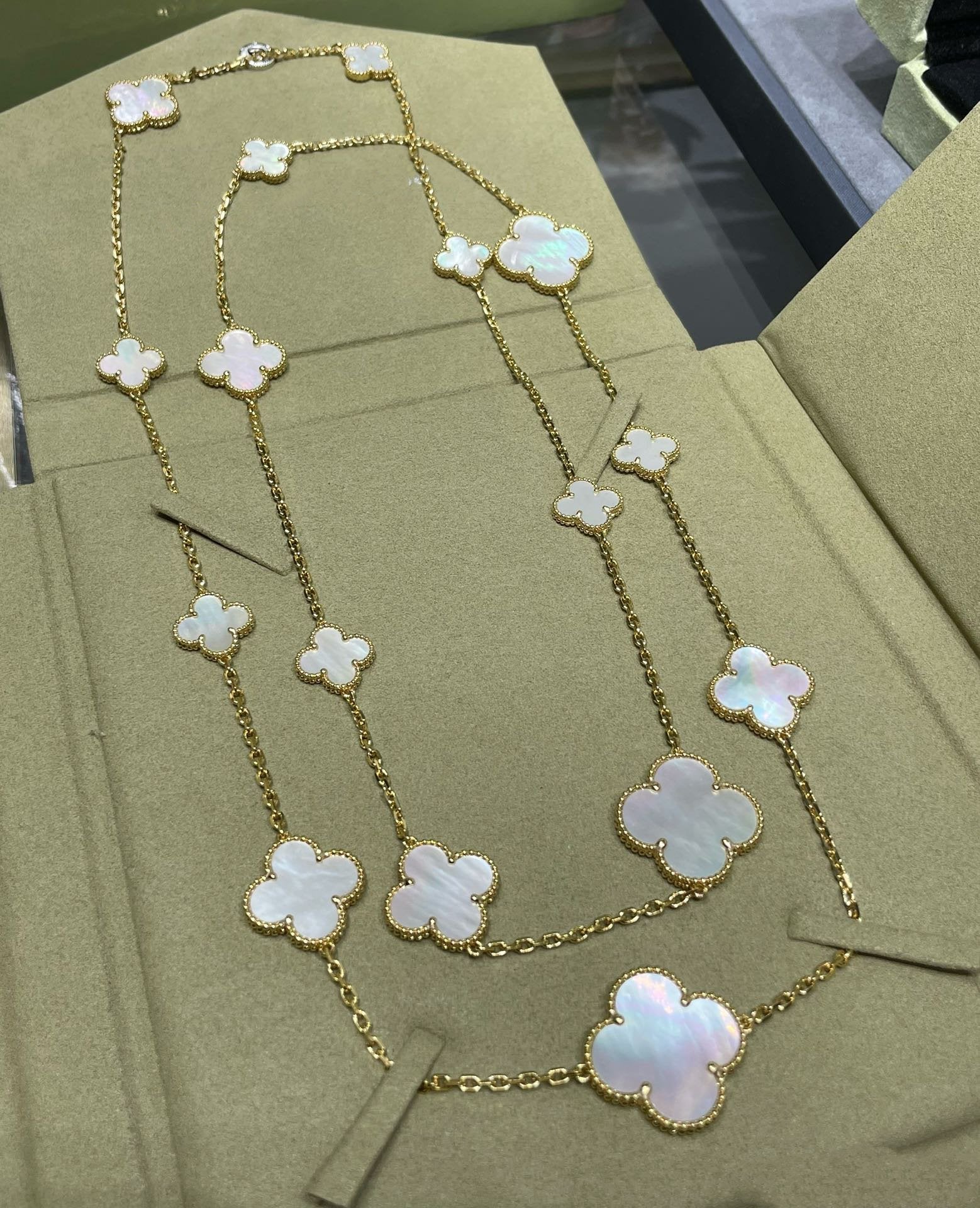 [Van Cleef & Arpels] 16 MOTIF WHITE MOP GOLD NECKLACE