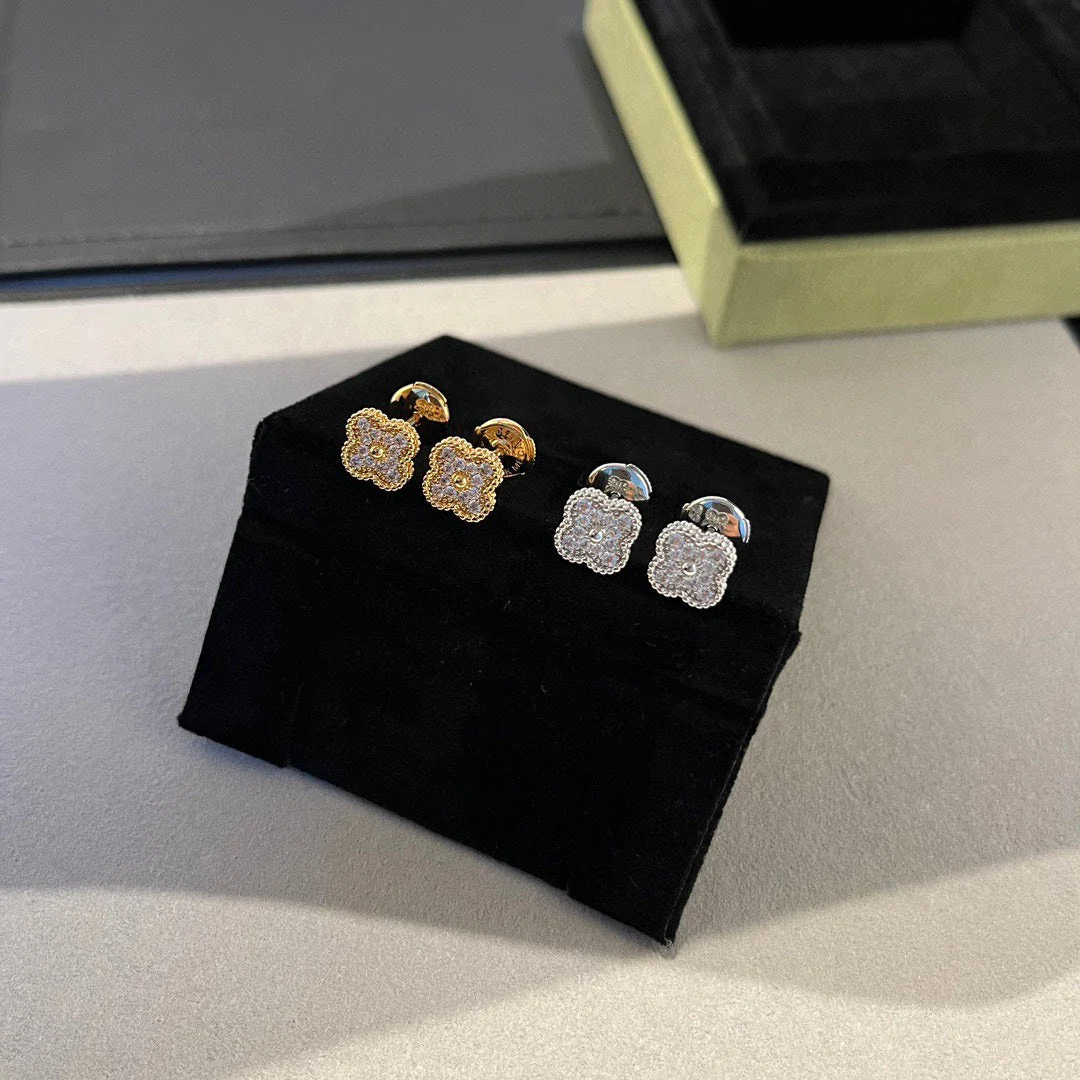 [Van Cleef & Arpels] MINI DIAMOND STUD EARRINGS
