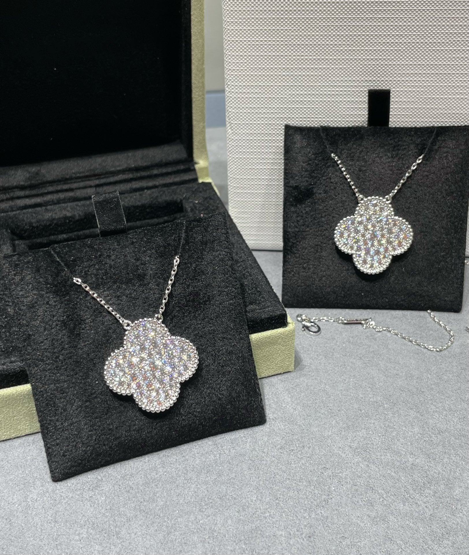 [Van Cleef & Arpels] 25MM LARGE PENDANT DIAMOND PAVED SILVER NECKLACE