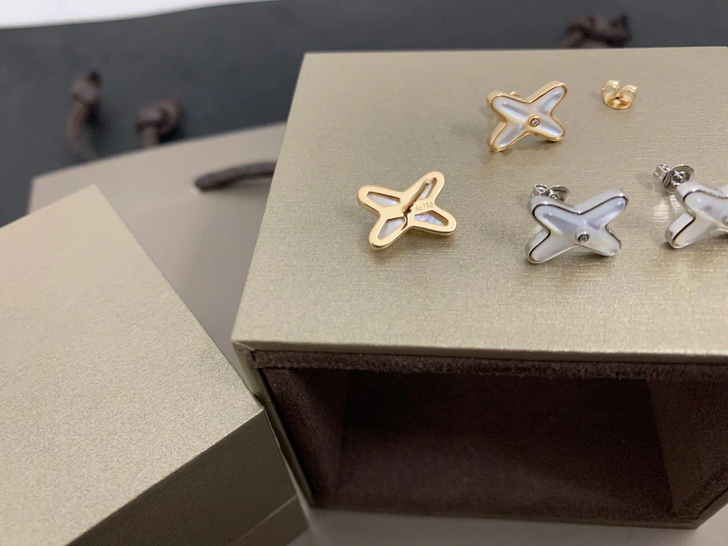 [Chaumet]JEUX DE WHITE MOP SILVER DIAMOND EARRINGS