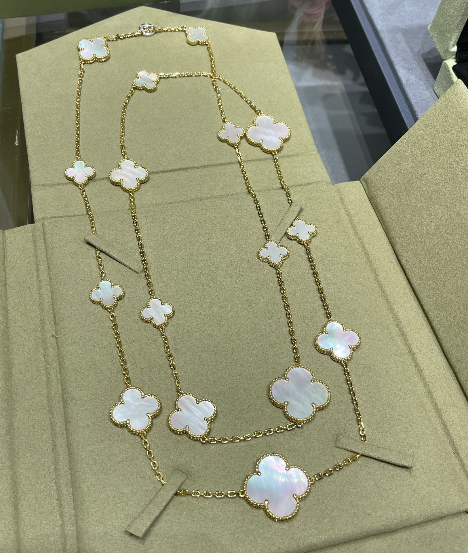 [Van Cleef & Arpels] 16 MOTIF WHITE MOP GOLD NECKLACE