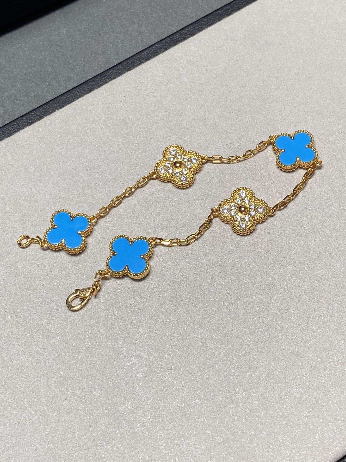 [Van Cleef & Arpels] 5 MOTIF BLUE CHALCEDONY DIAMOND GOLD BRACELET