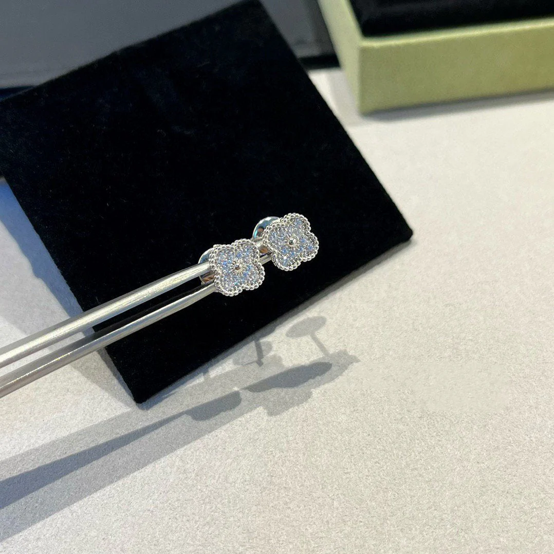 [Van Cleef & Arpels] MINI DIAMOND STUD EARRINGS