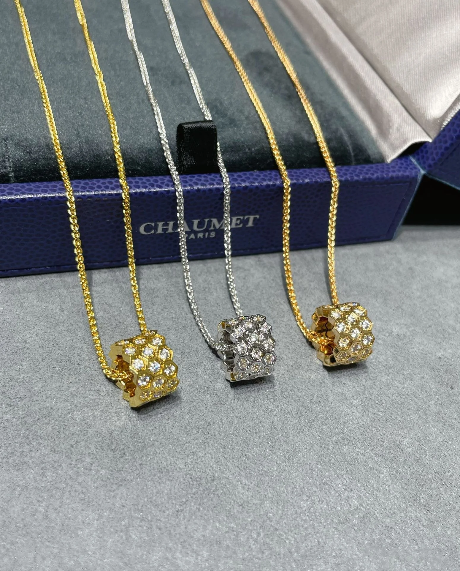 [Chaumet]BEE LOVE DIAMOND PAVED 3 ROW NECKLACE