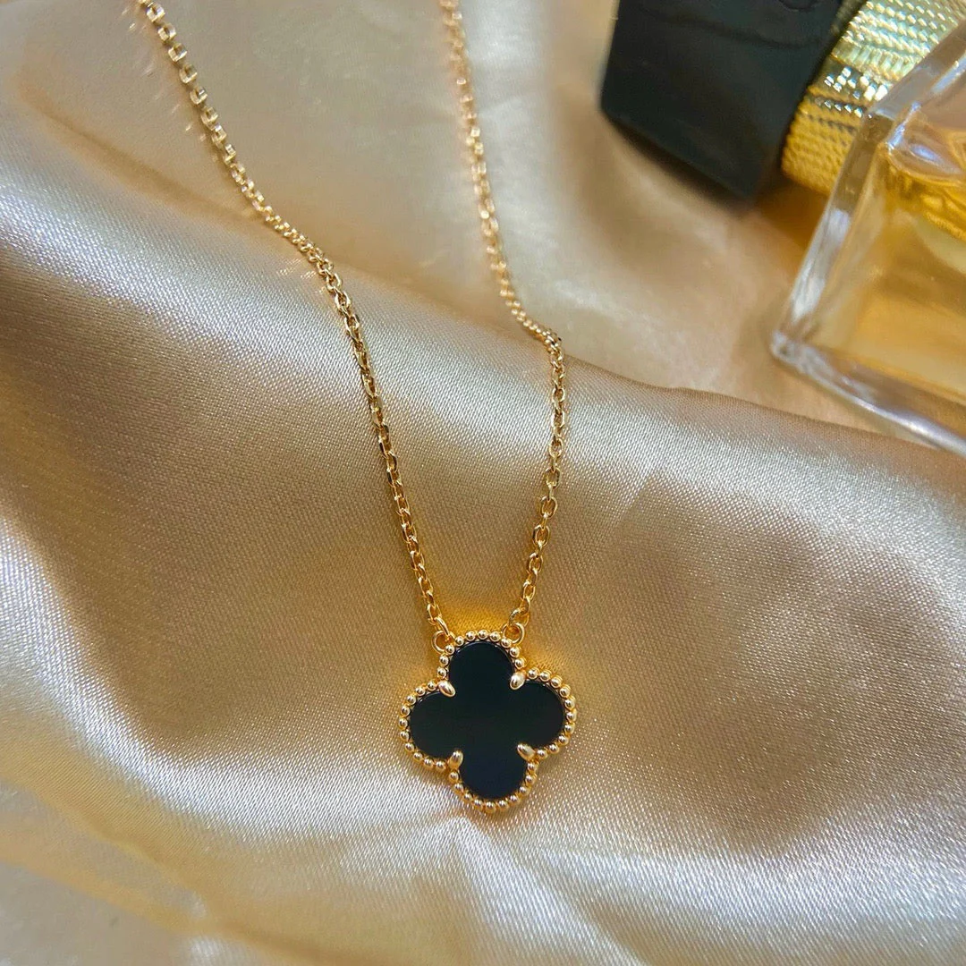 [Van Cleef & Arpels] 15MM BLACK ONYX SINGLE FLOWER NECKLACE