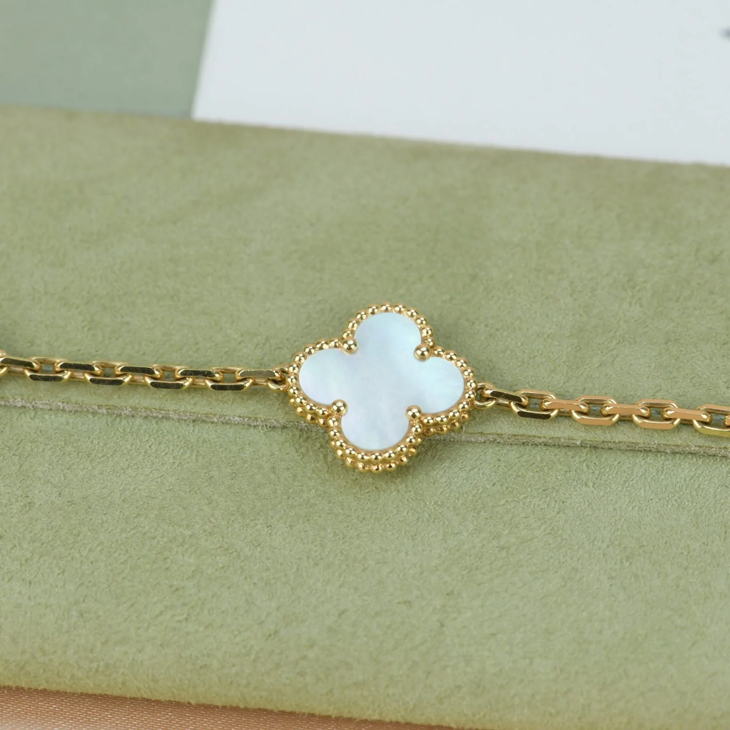[Van Cleef & Arpels]  5 MOTIF WHITE MOP BRACELET