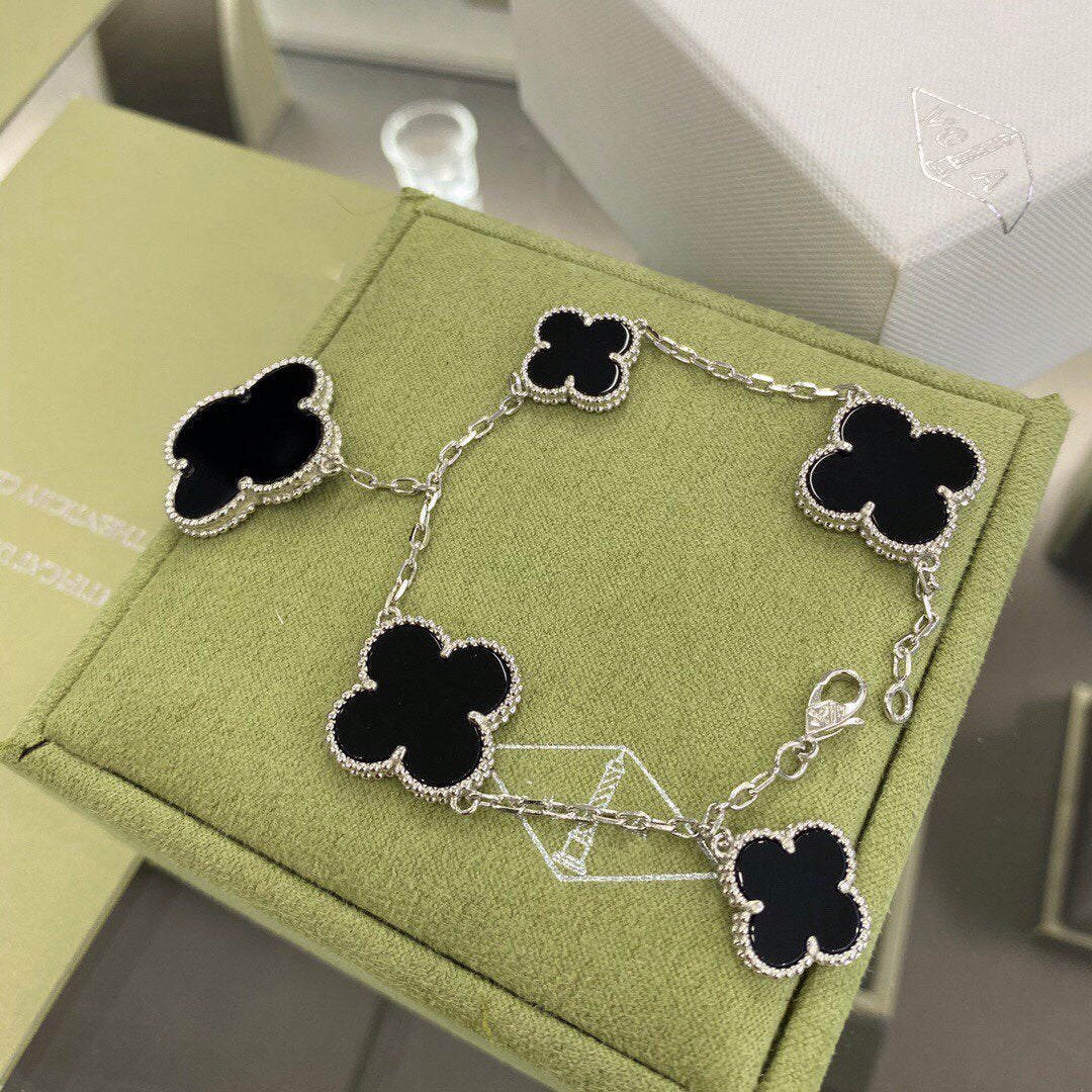 [Van Cleef & Arpels] 5 MOTIFS SIVLER ONYX BRACELET