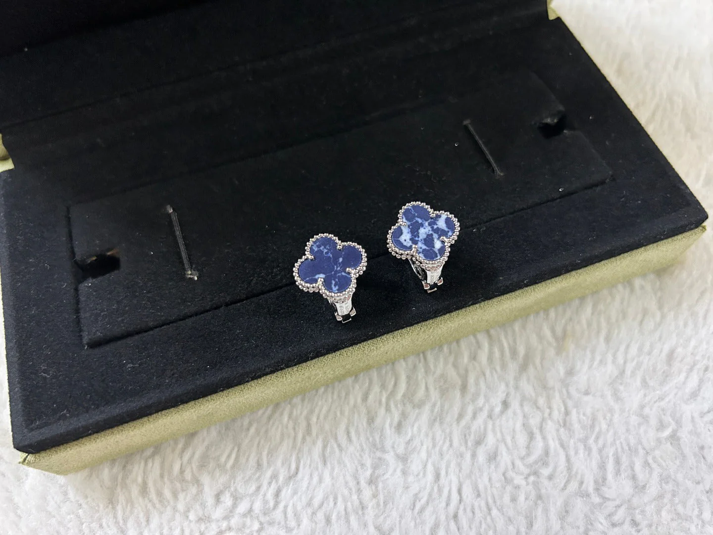 [Van Cleef & Arpels] PIETERSITE MEDIUM STUD EARRINGS