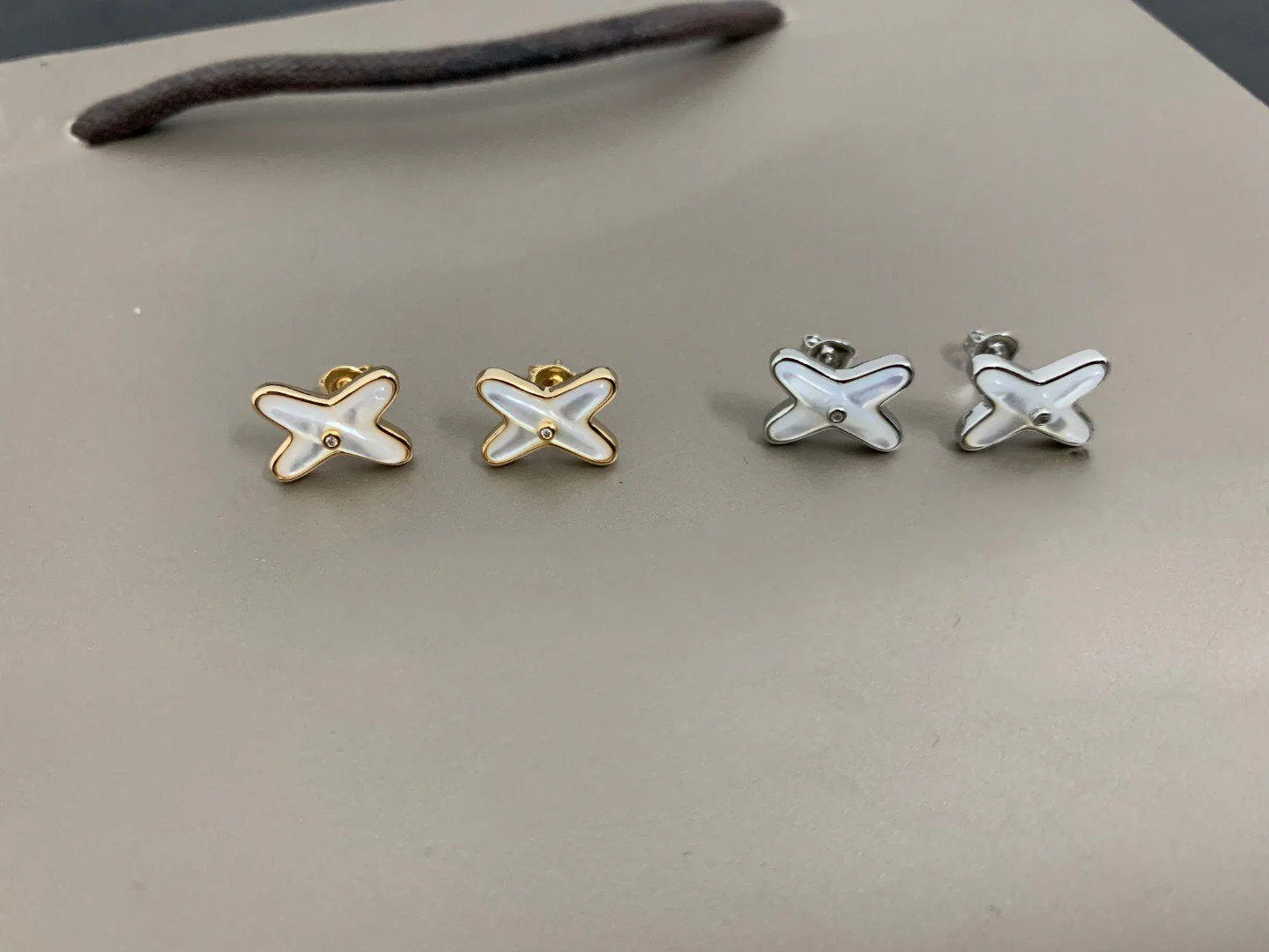 [Chaumet]JEUX DE WHITE MOP SILVER DIAMOND EARRINGS