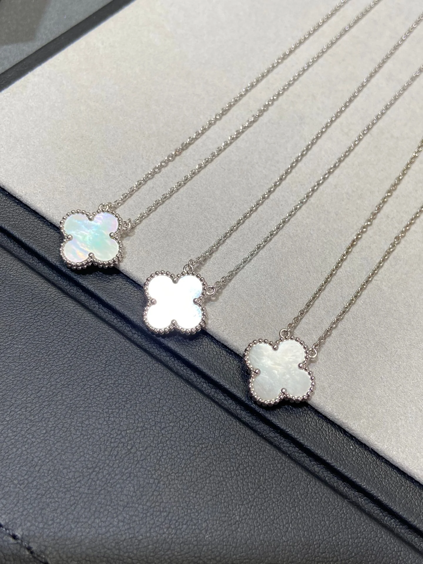 [Van Cleef & Arpels] MEDIUM SILVER WHITE MOP NECKLACE