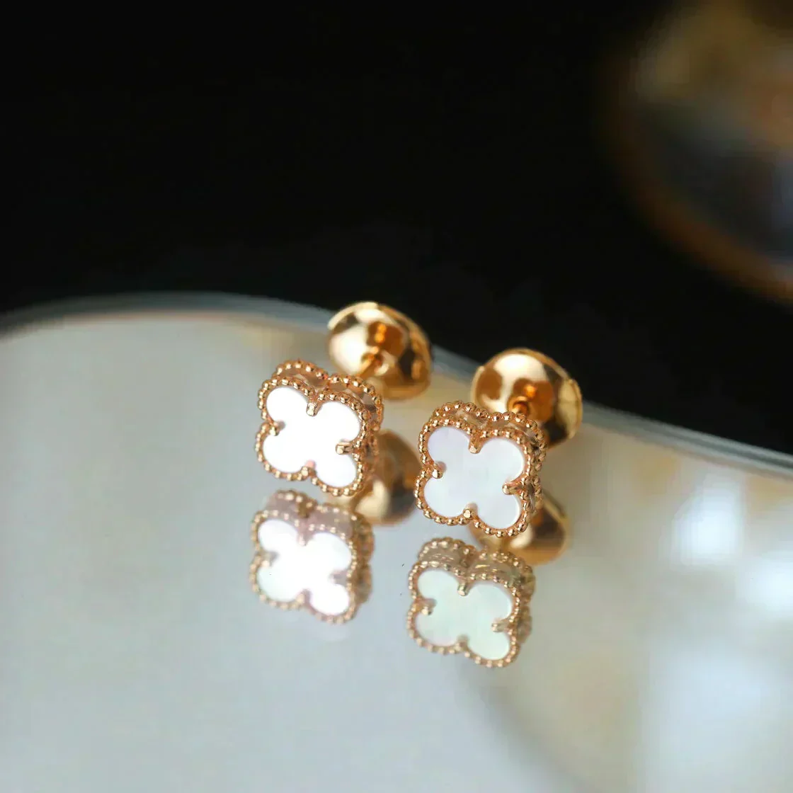 [Van Cleef & Arpels] MINI 9.5MM WHITE MOP EARRINGS