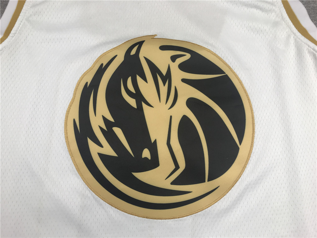 Men's Dallas Mavericks Luka Doncic #77 White Replica Jersey