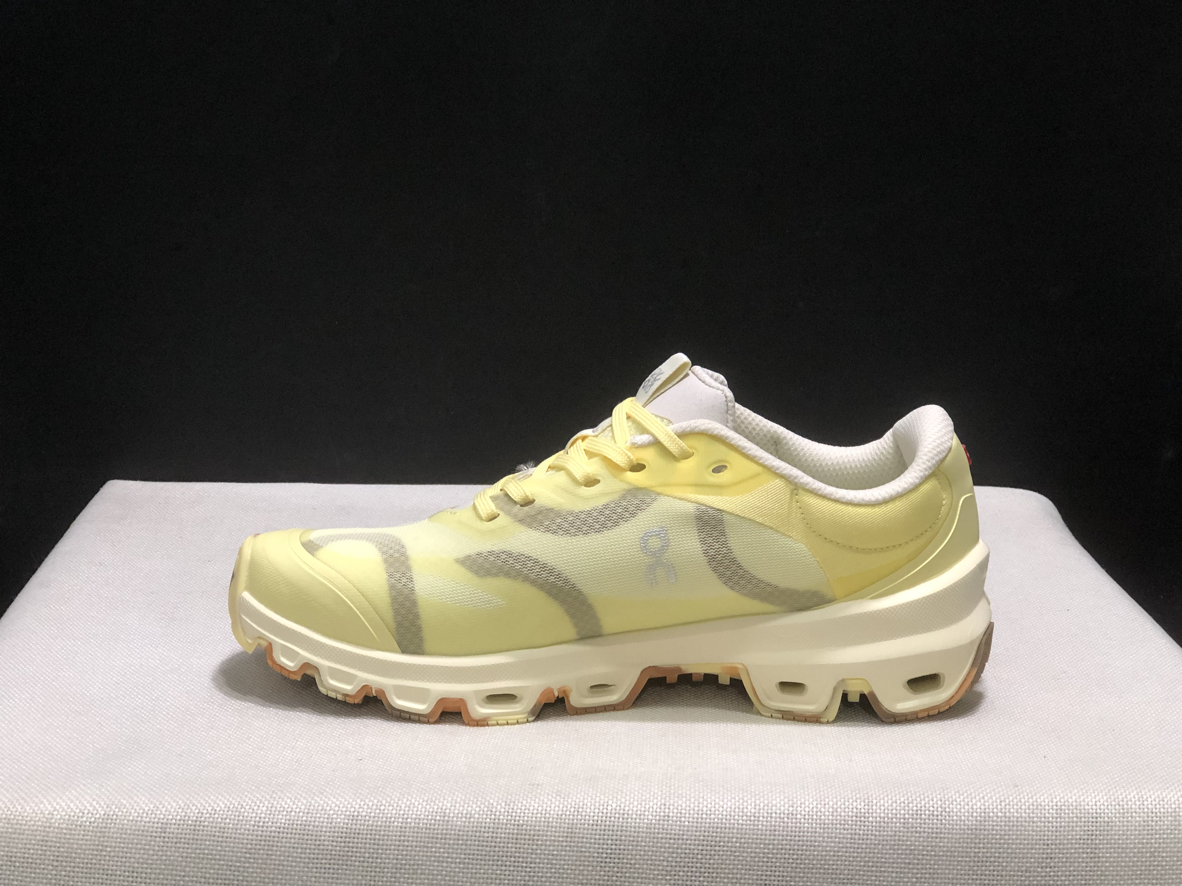 LOEWE x On Running Cloudventure 2.0 Running Shoes Co-Signed Edition Yellow