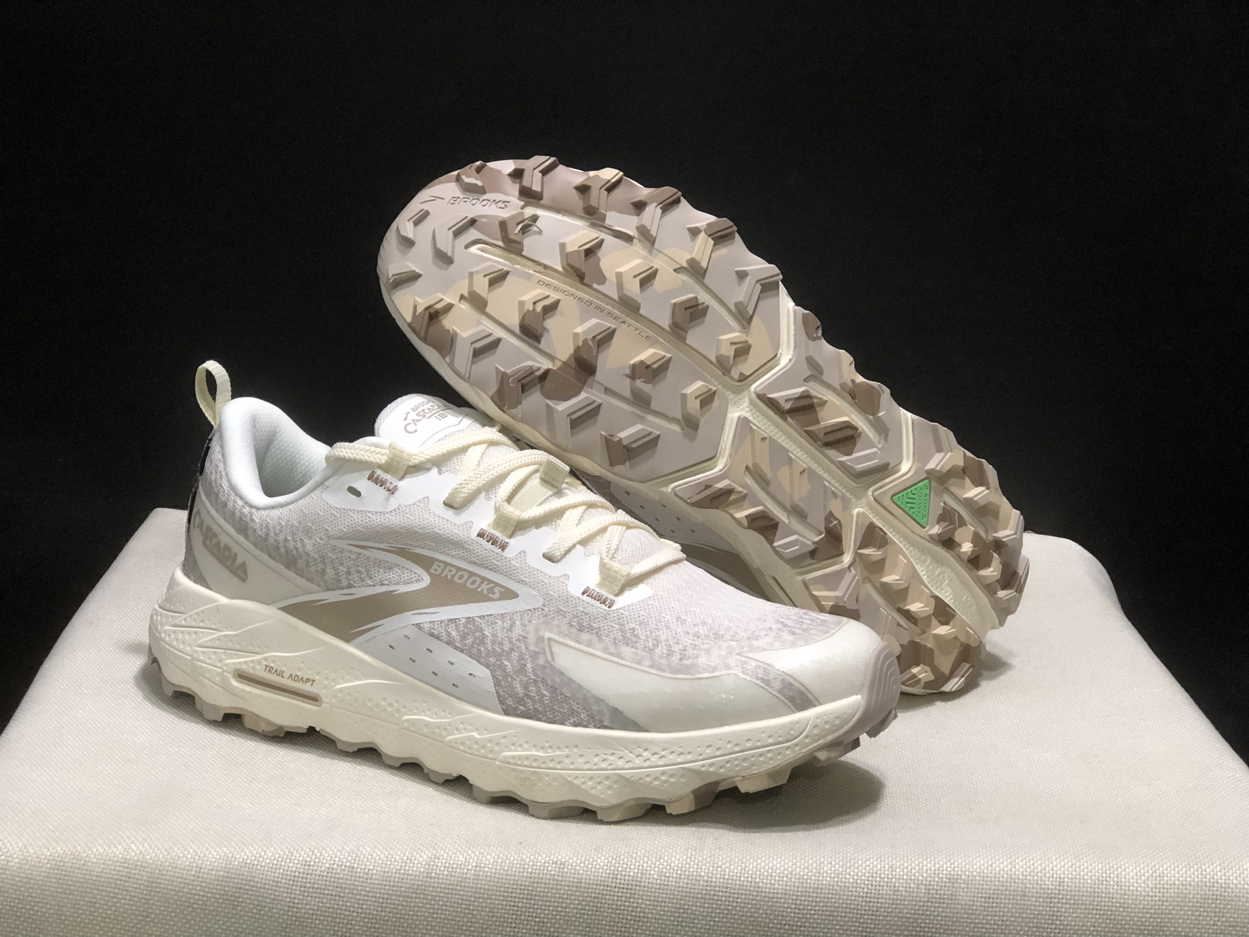 Brooks Cascadia 18 Low-top Running Shoes Coconut/Chateou/White