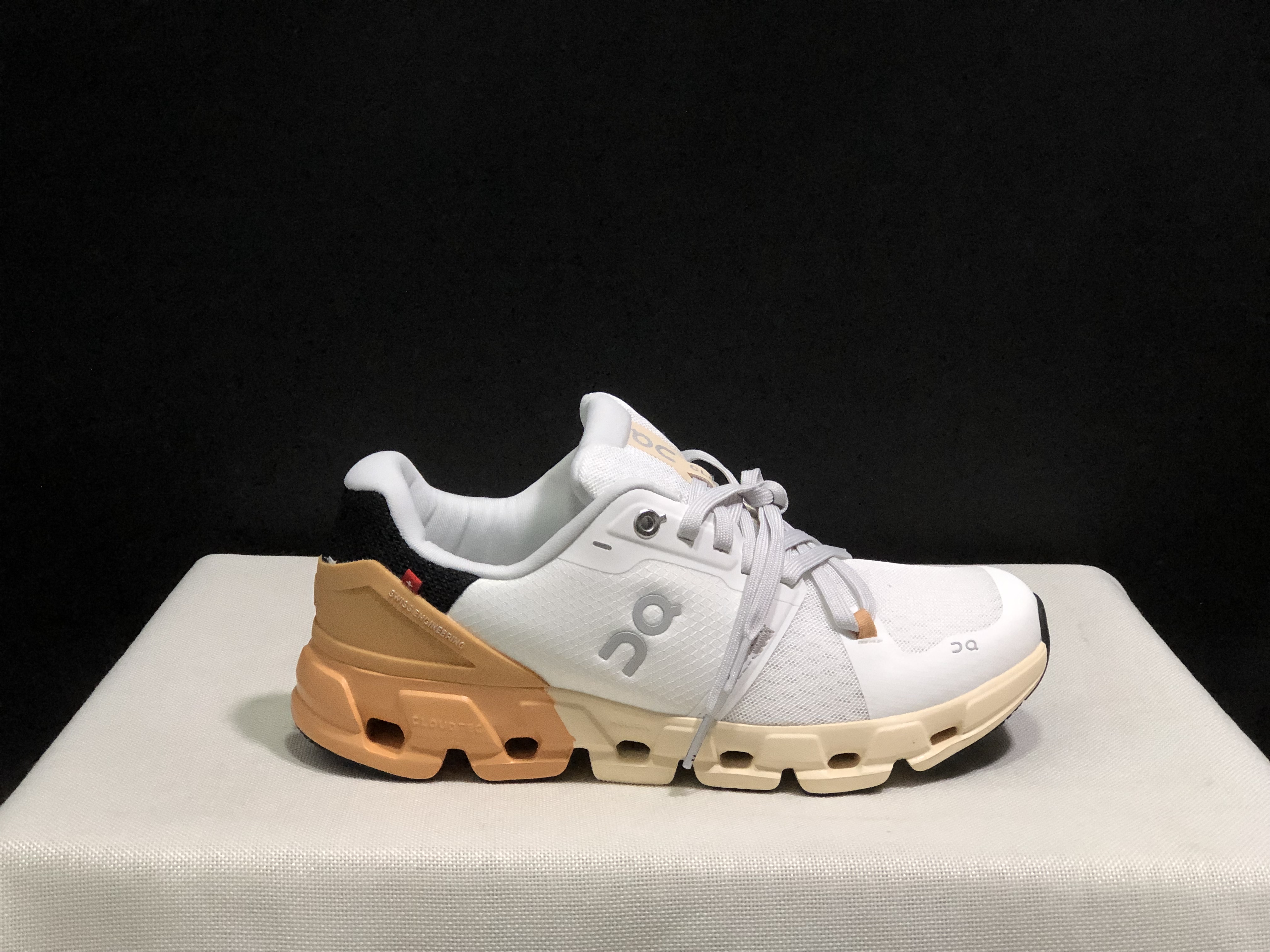 On Running Cloudflow 4 Shock-Absorbing And Wear-Resistant Running Shoes White/Copper