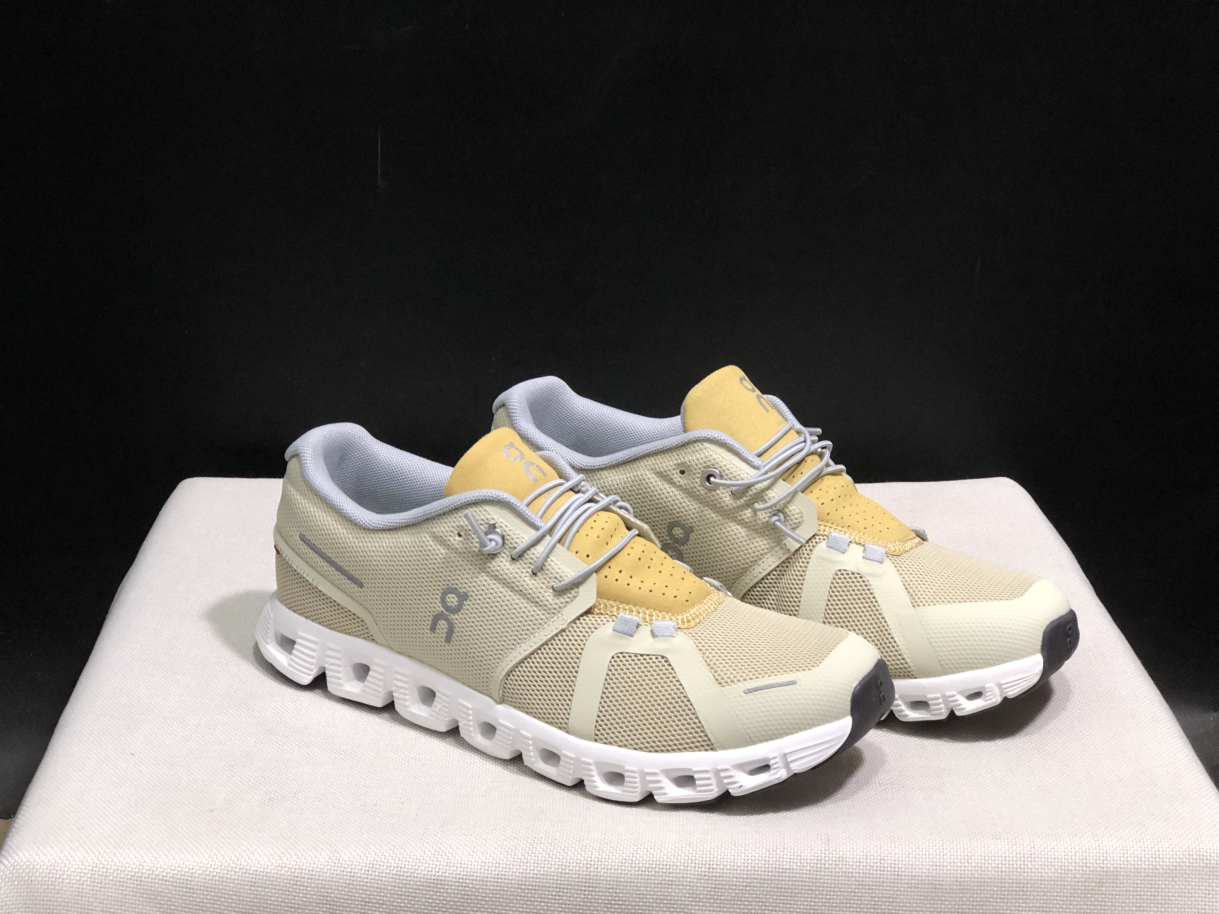 On Running Cloud 5 Lightweight Running Shoes Haze/Sand