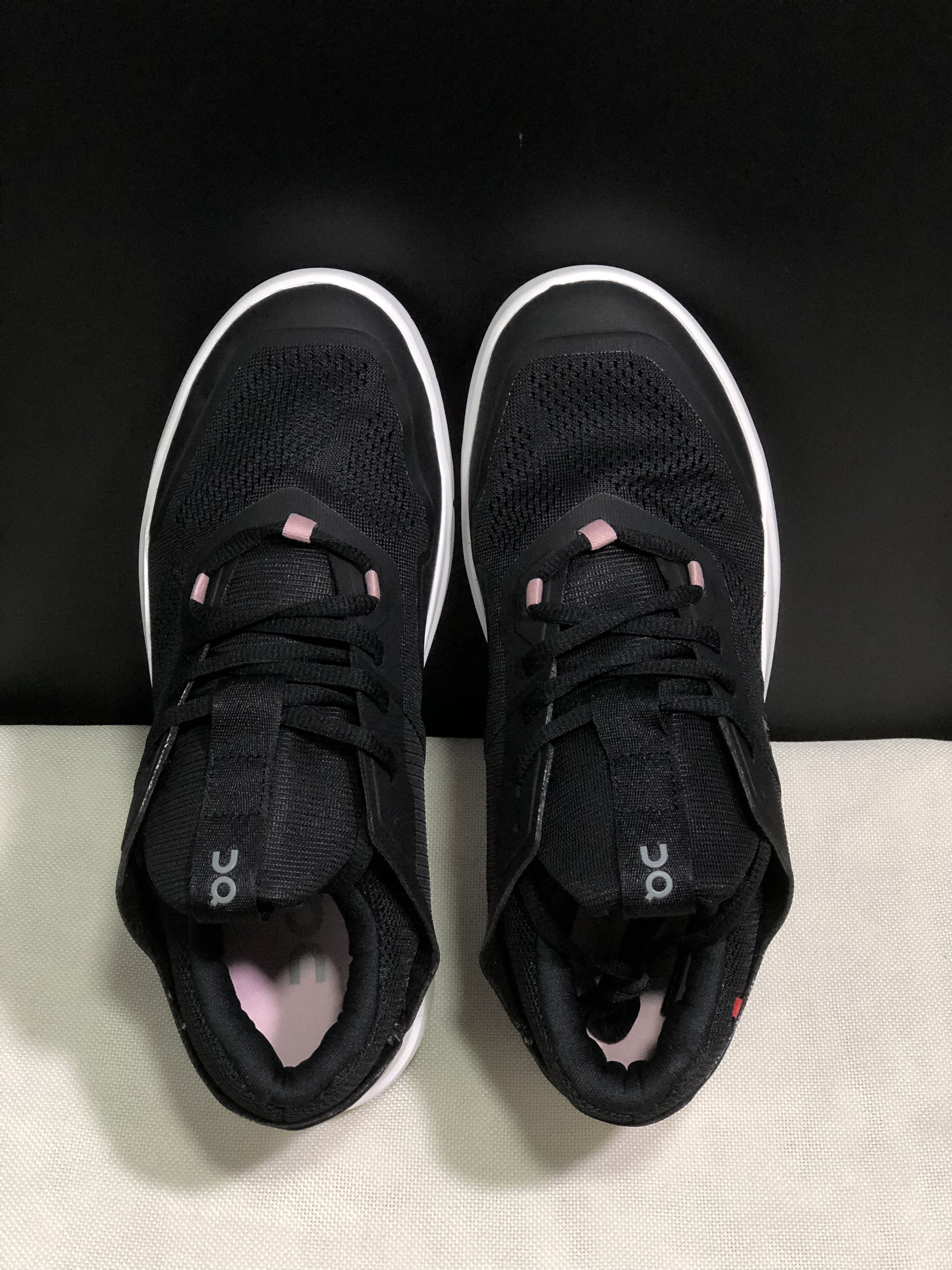On Running The Roger Spin Breathable Mesh Sneakers Black/Pink Sole