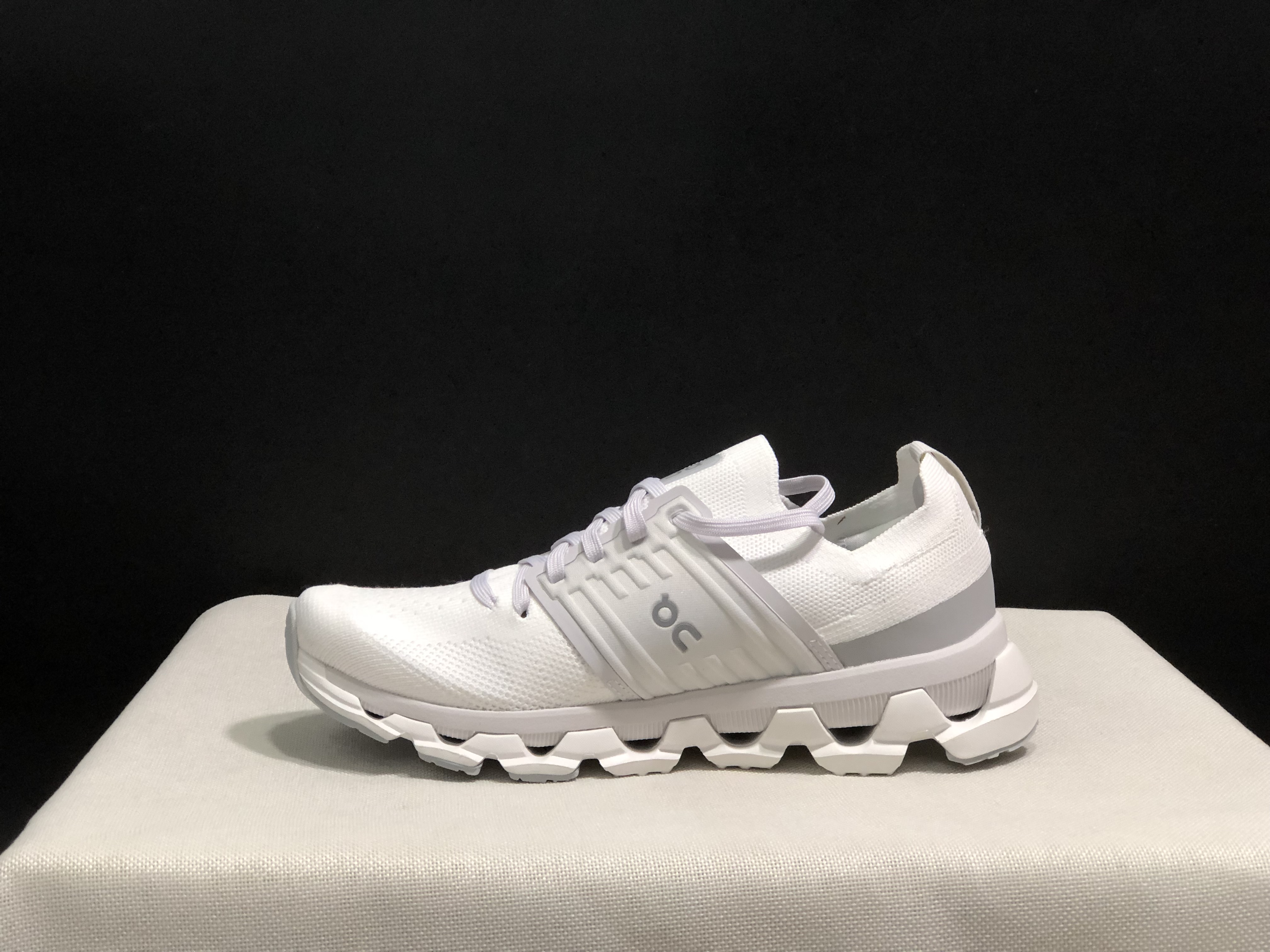 On Running Cloudswift 3 Trendy And Comfortable Running Shoes White/Frost
