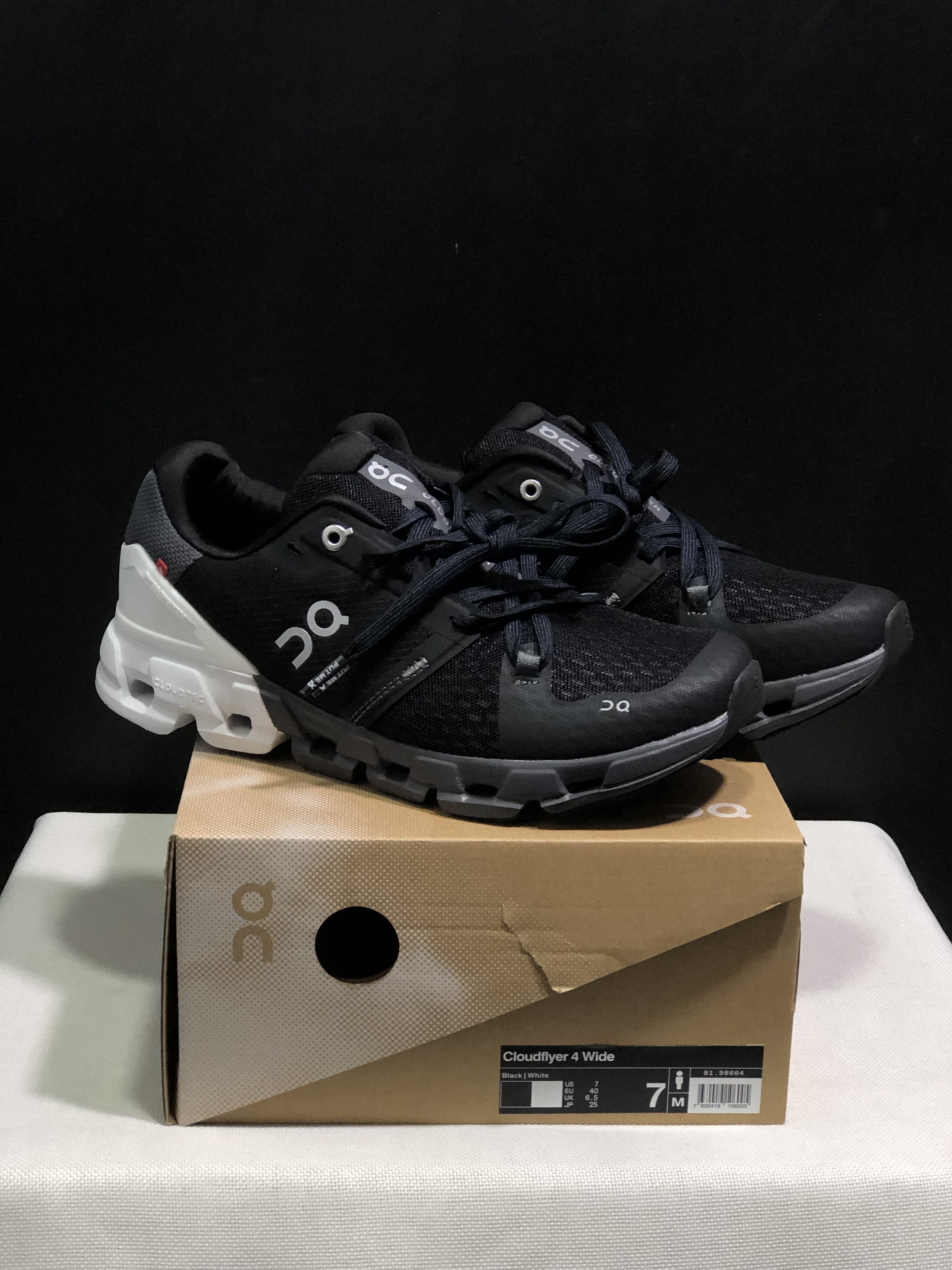 On Running Cloudflow 4 Shock-Absorbing And Wear-Resistant Running Shoes Black/White