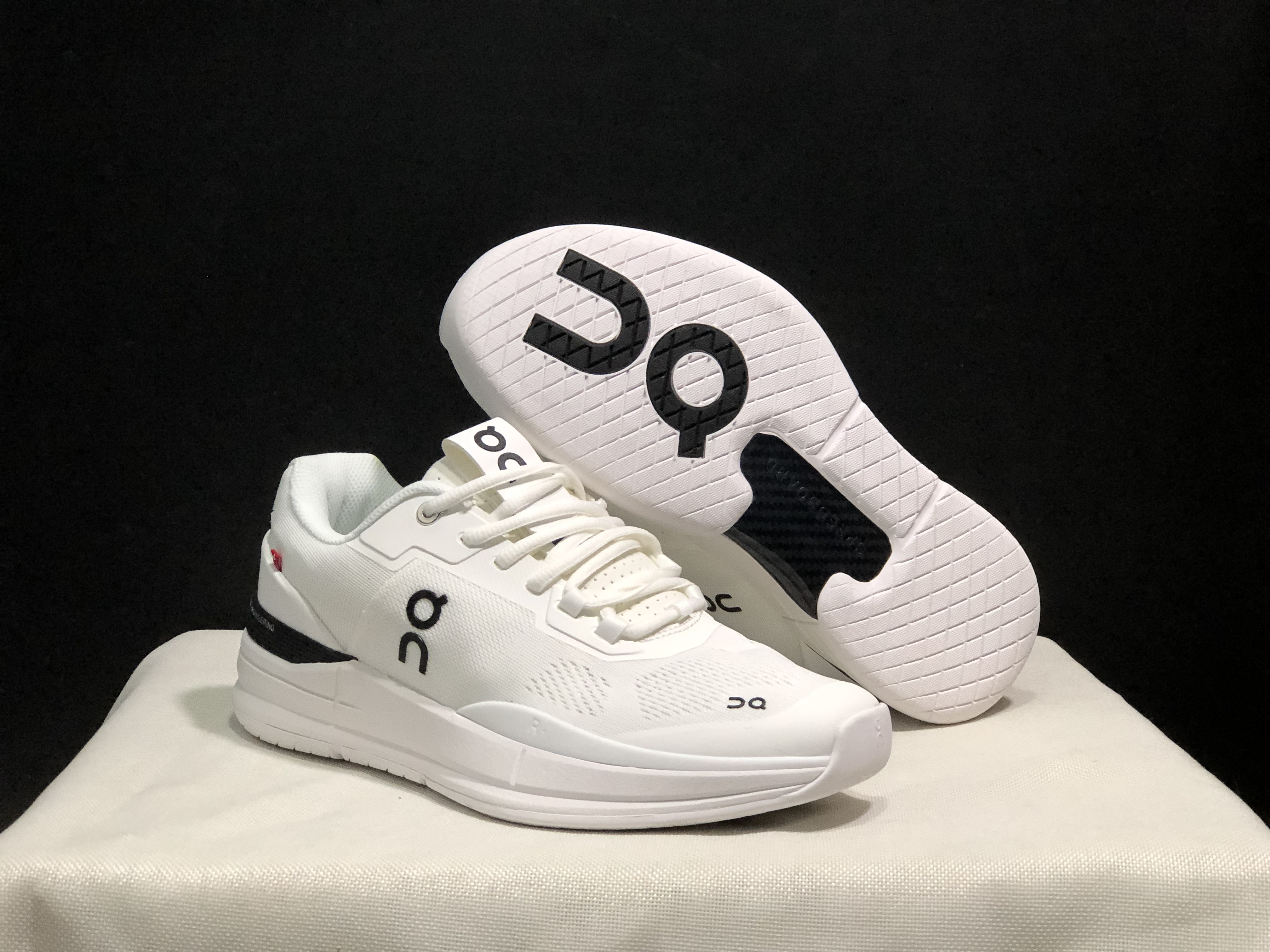 On Running The Roger Rro Durable And Breathable Tennis Shoes White/Black