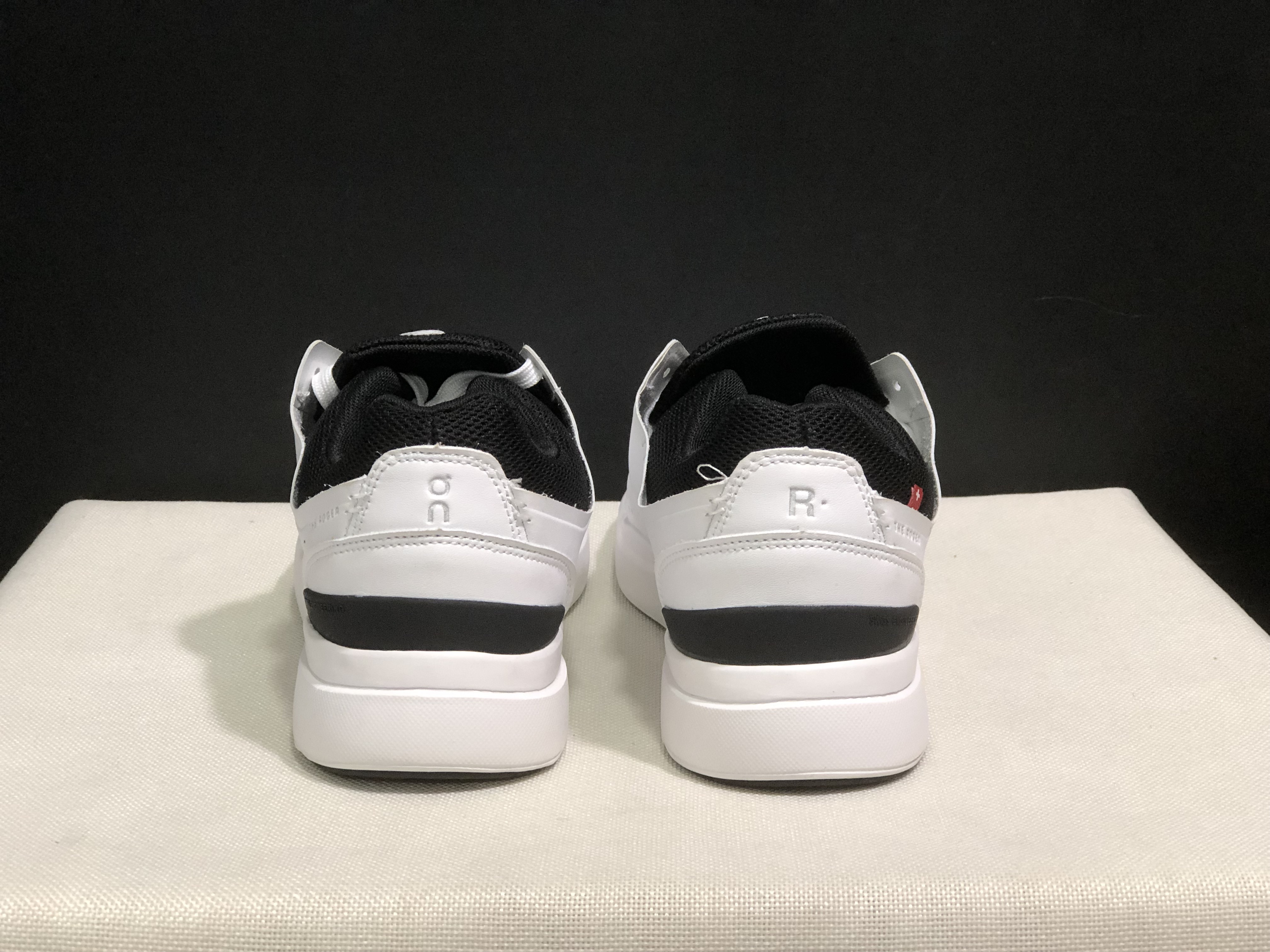 On Running The Roger Spin Board Shoes White/Black