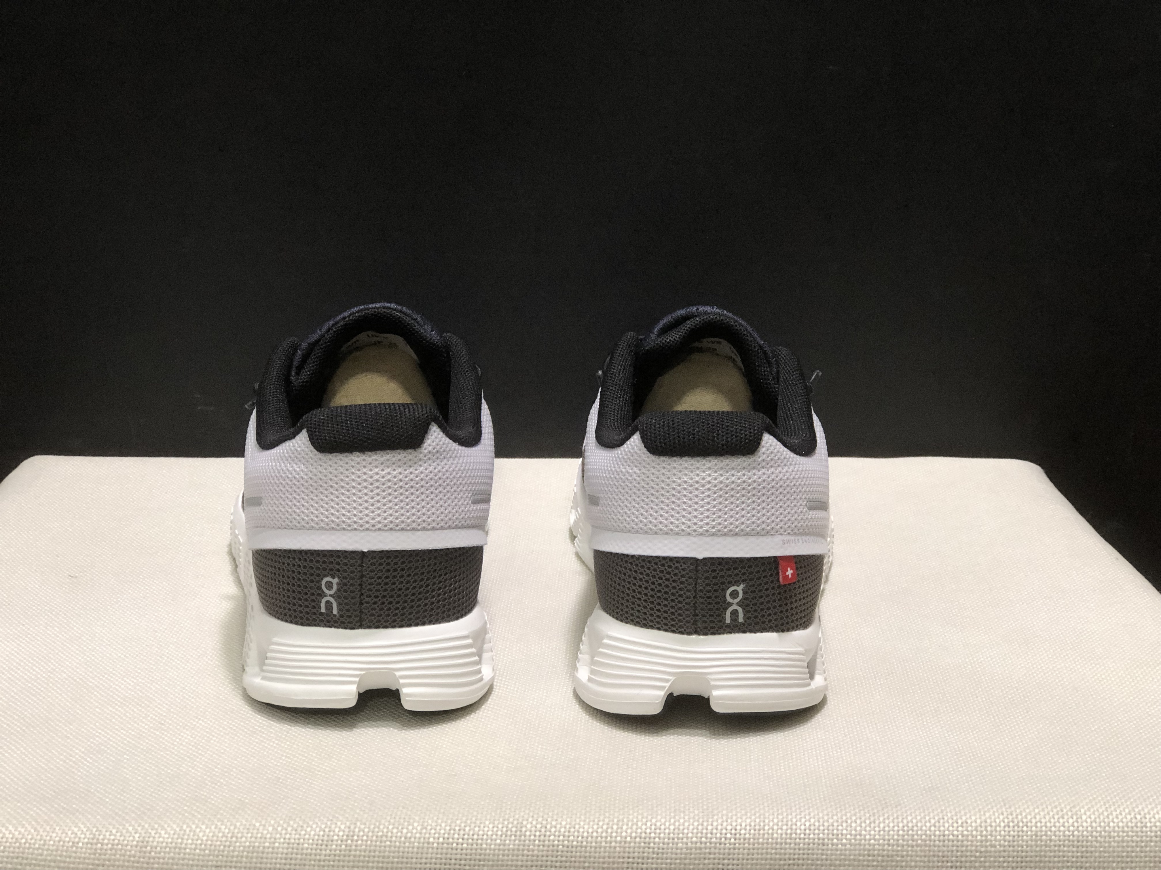 On Running Cloud 5 Lightweight Running Shoes Mist White/Dark Grey