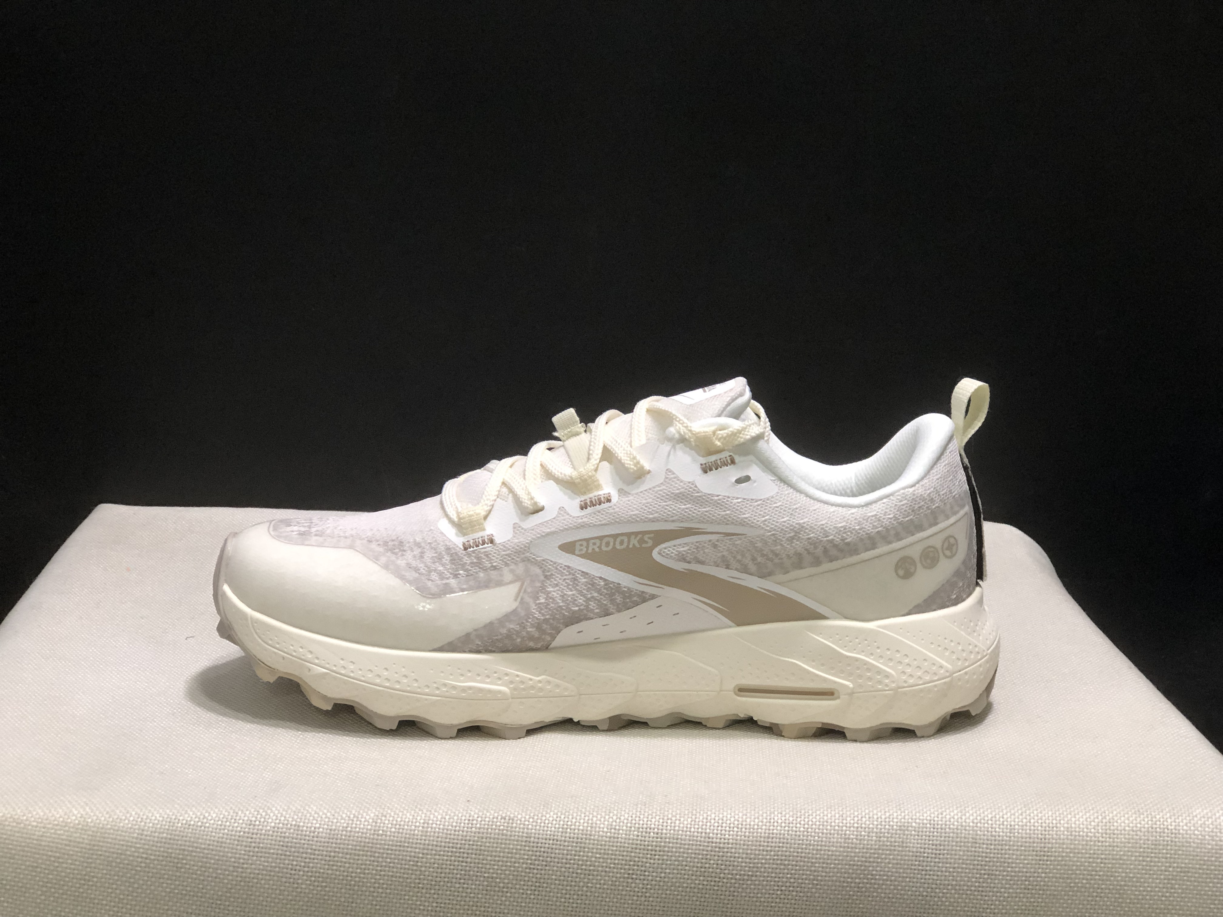 Brooks Cascadia 18 Low-top Running Shoes Coconut/Chateou/White