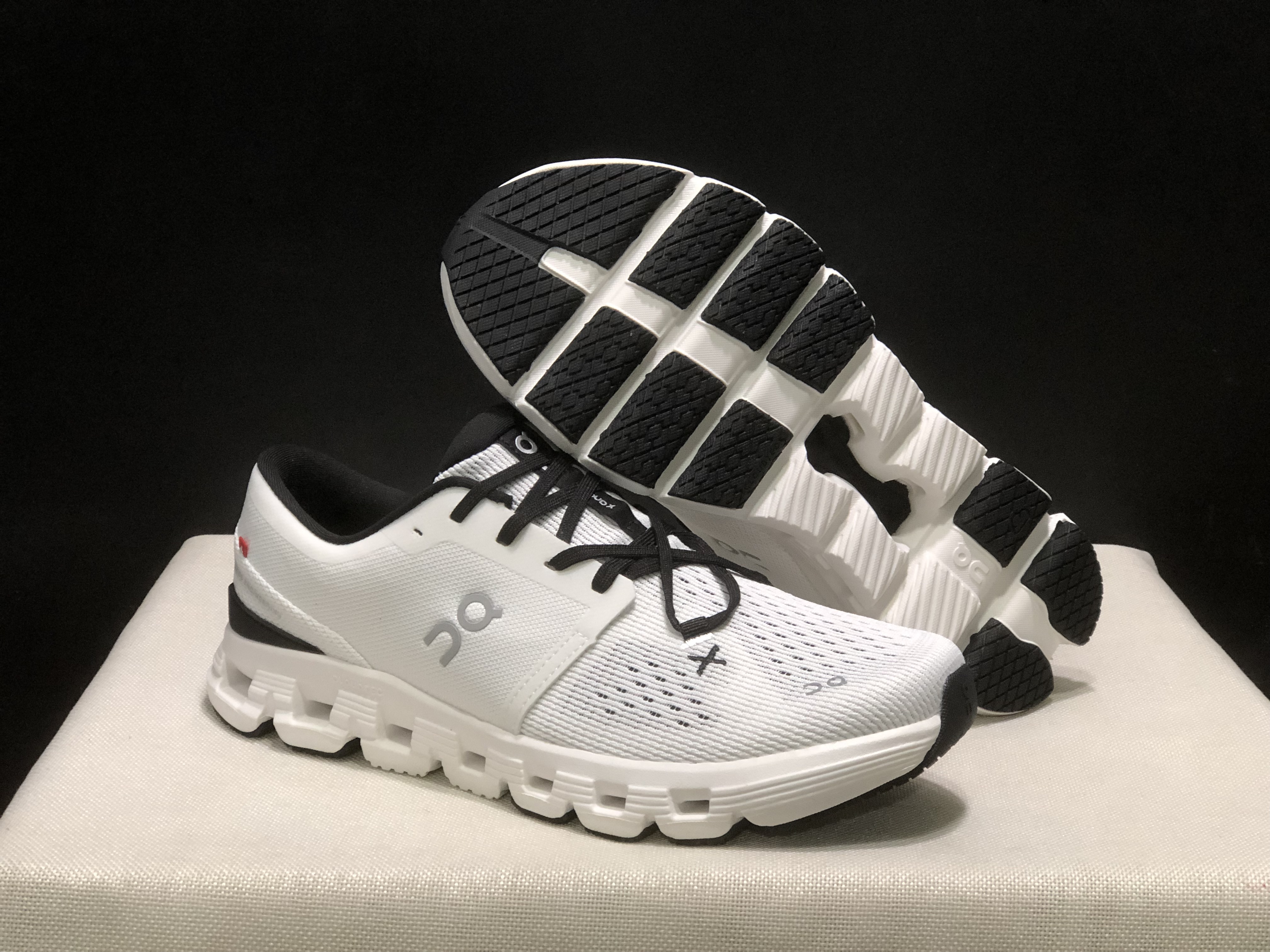 On Running Cloud X4 Comfortable Running Shoes White/Black