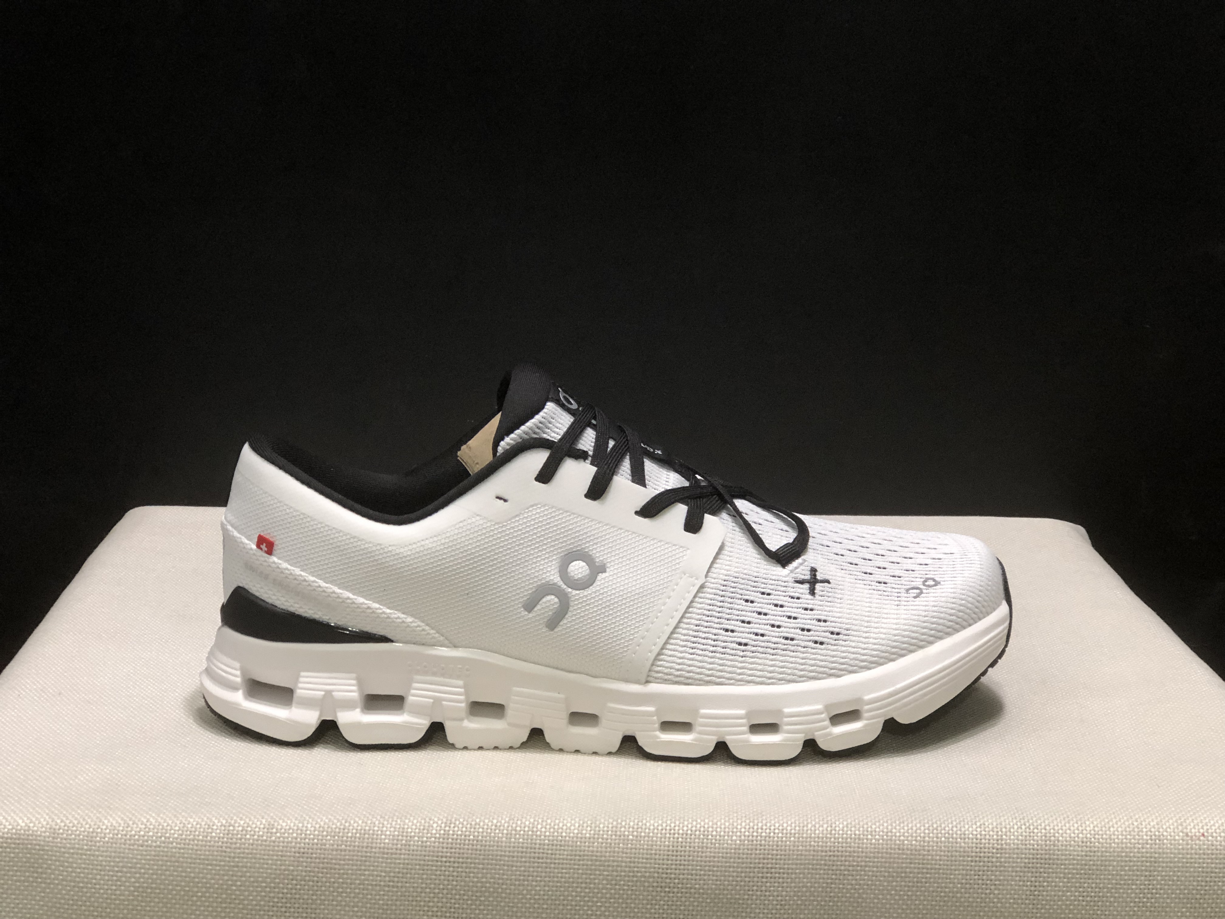 On Running Cloud X4 Comfortable Running Shoes White/Black