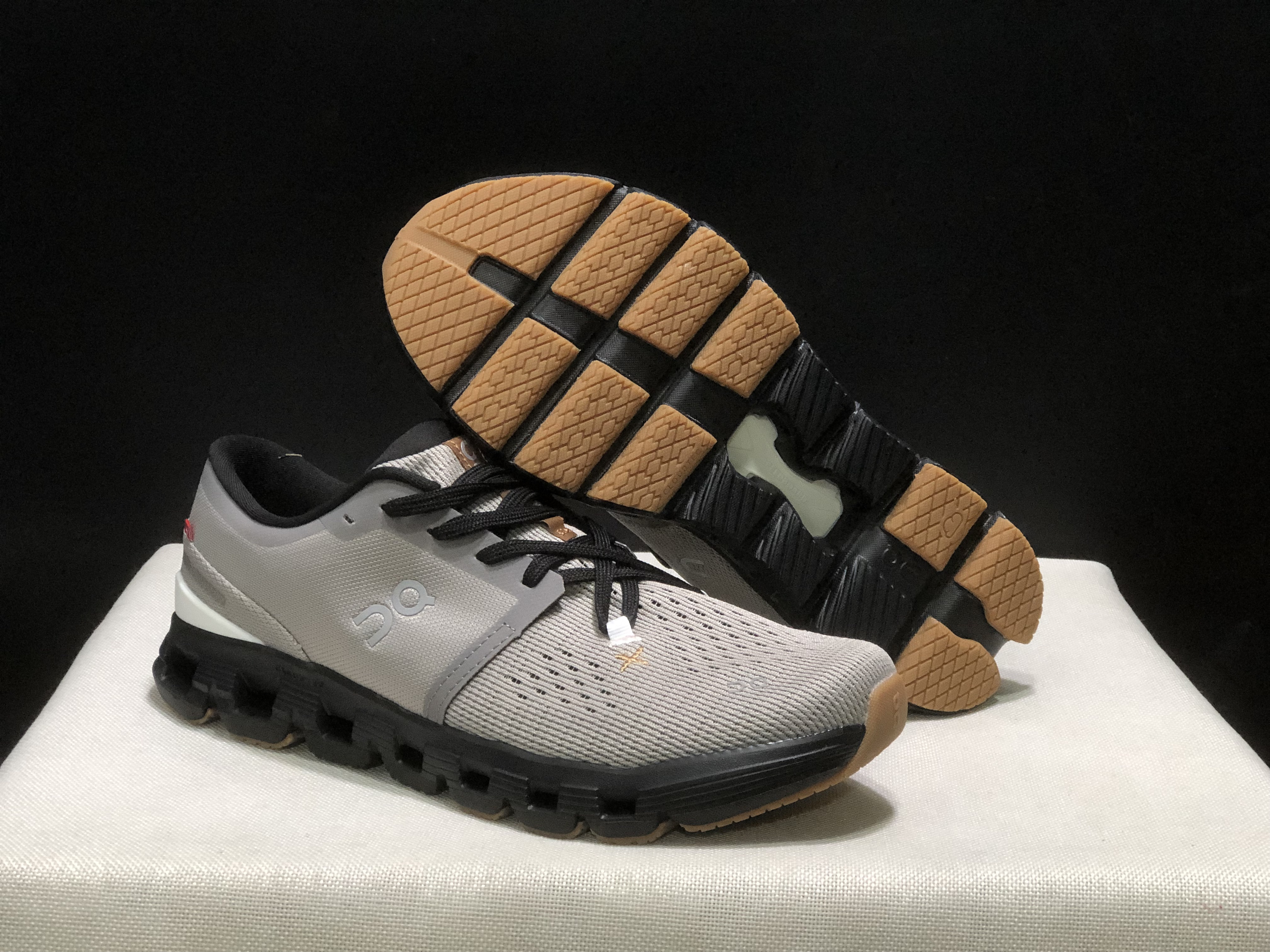 On Running Cloud X4 Comfortable Running Shoes Fog/Black