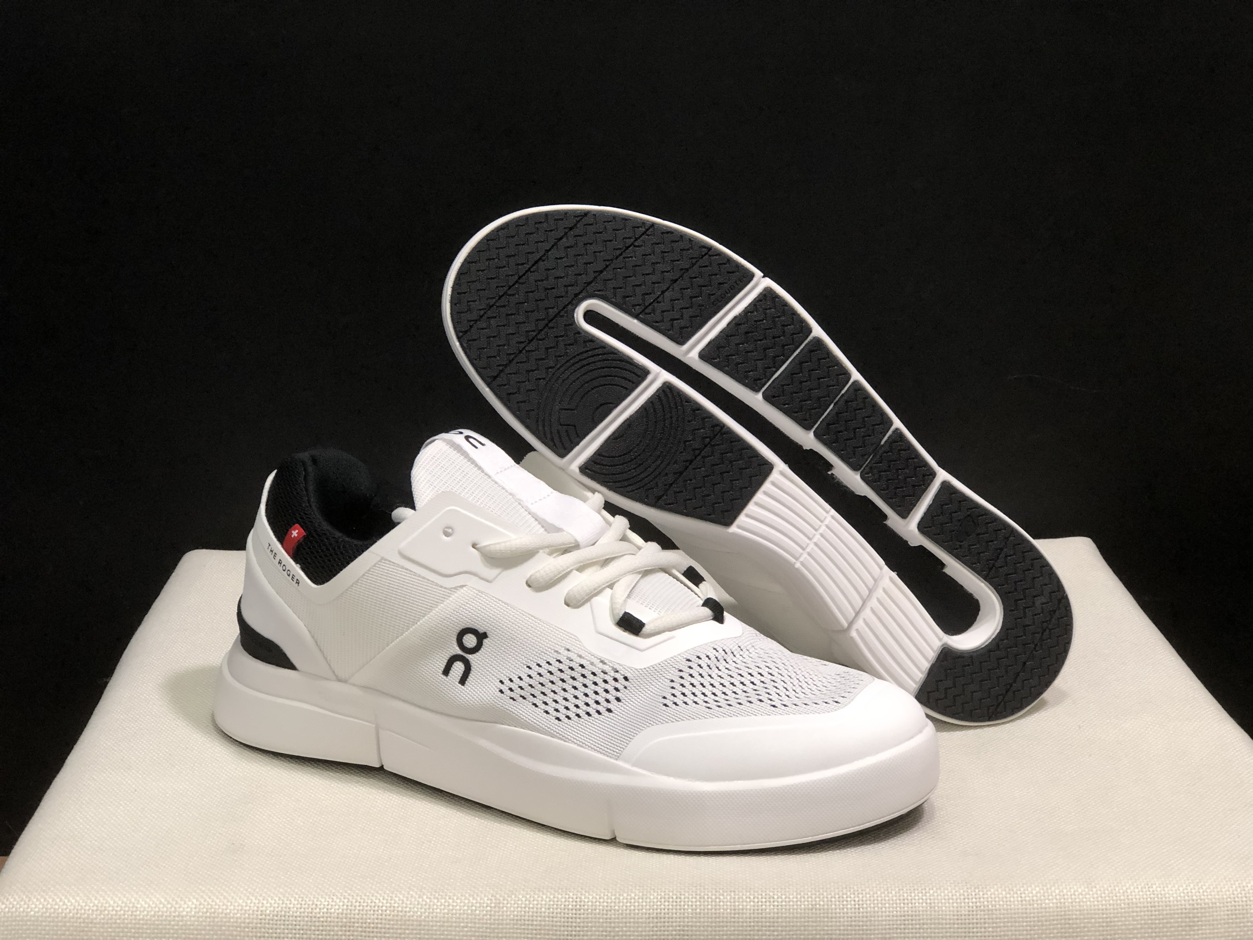 On Running The Roger Spin Breathable Mesh Sneakers White/Black