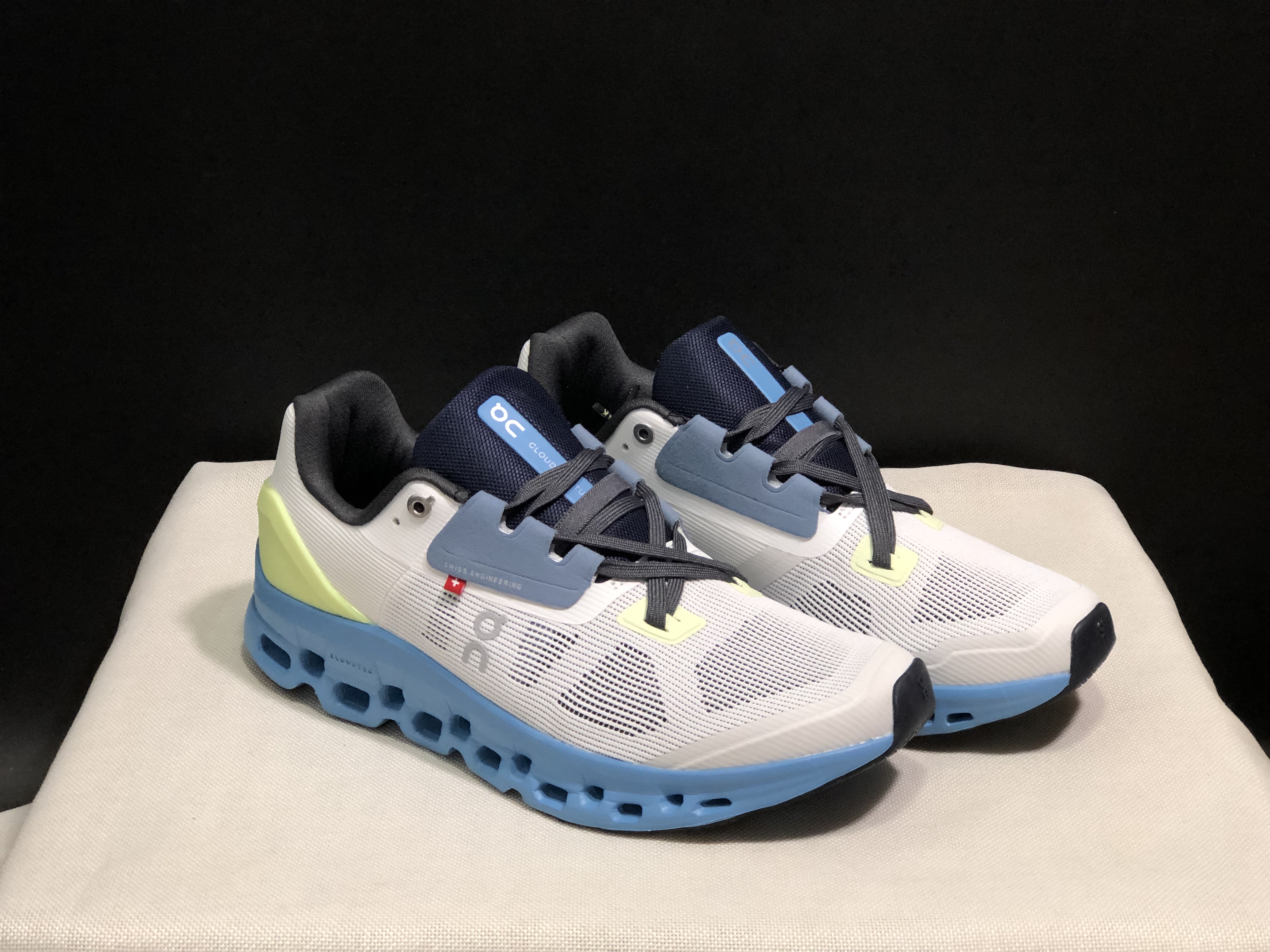 On Running Cloudstratus Breathable Support Running Shoes Frost/Niagara